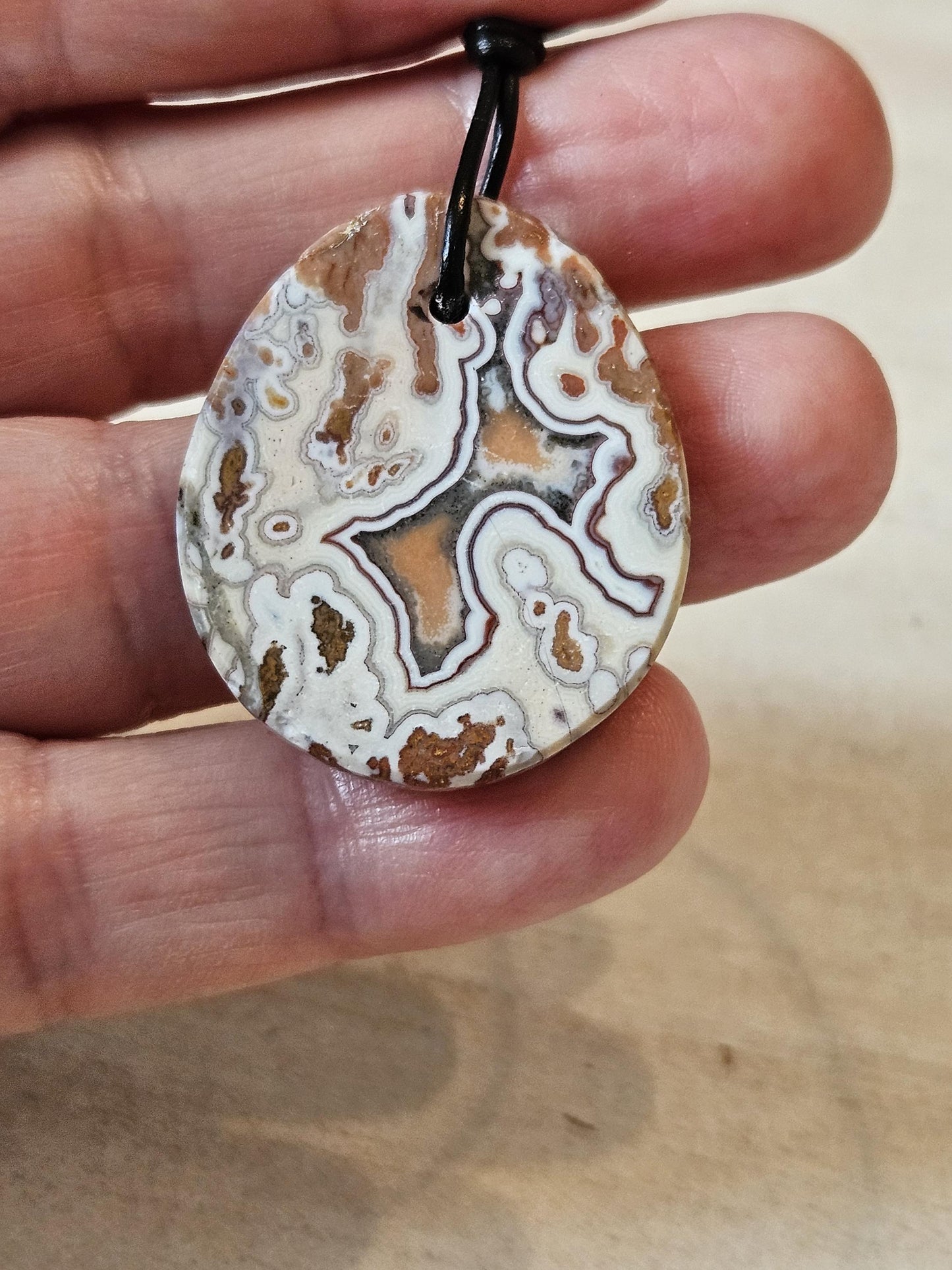 Crazy Lace Achat, Türkischer Achat, Anhänger, gebohrt, 34 x 27 x 6 mm, an verstellbarem Lederband