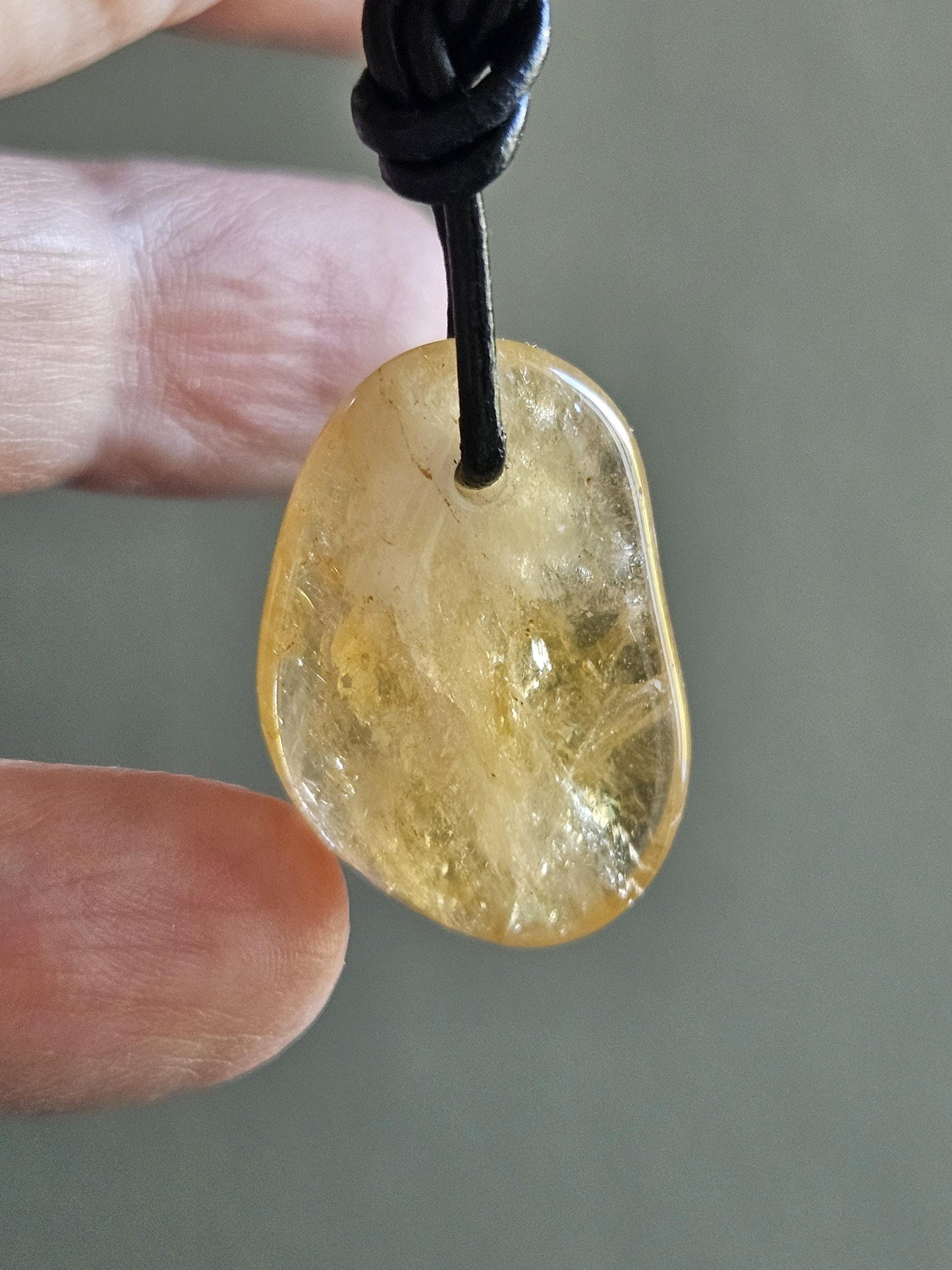 Golden Healer, Bergkristall mit Citrin, 27 x 19 x 8 mm, gebohrt, an verstellbarem Lederband