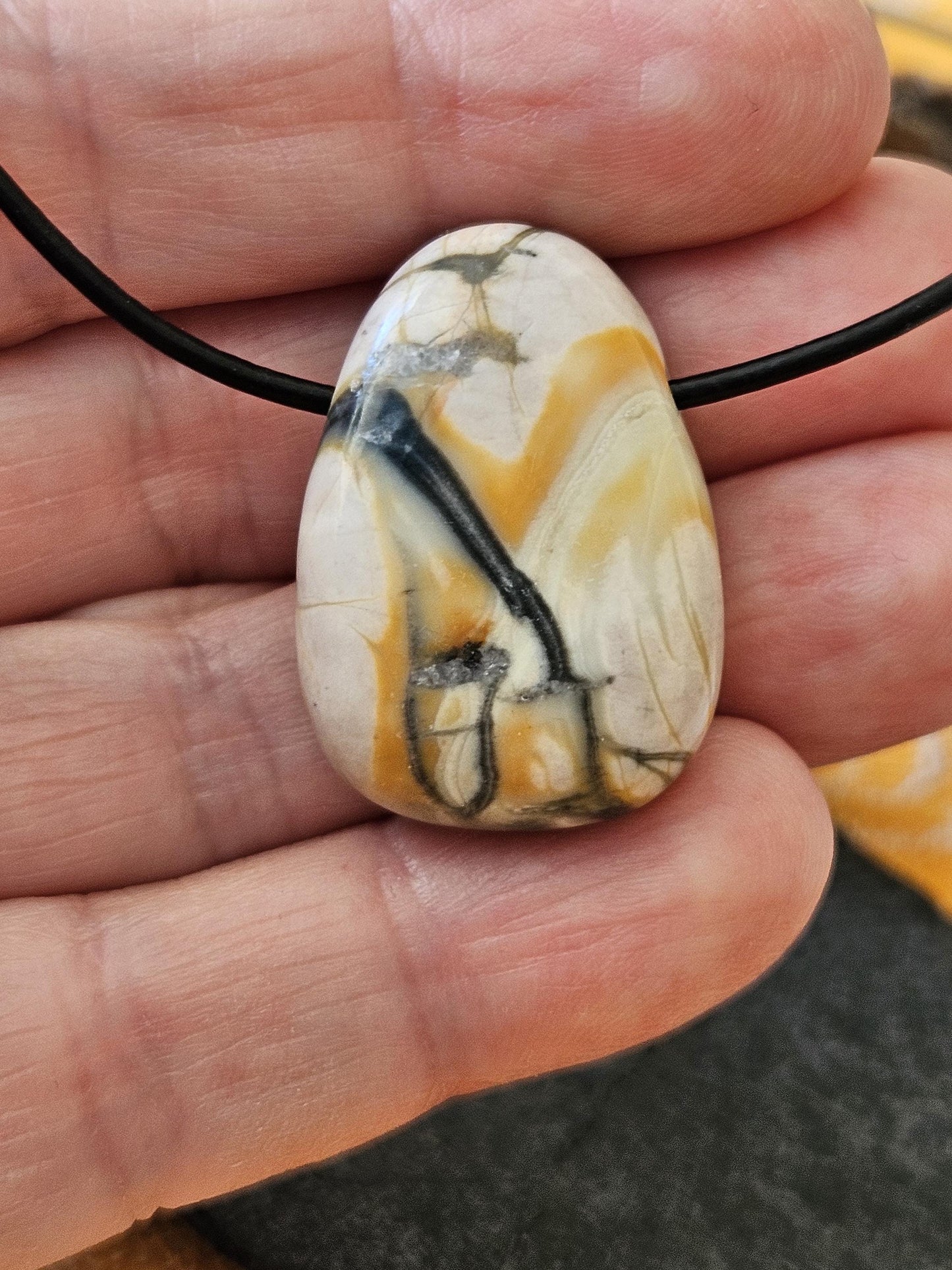 Picasso Jaspis Bilderjaspis Anhänger, 30 x 20 x 10 mm, gebohrt, an verstellbarem Lederband