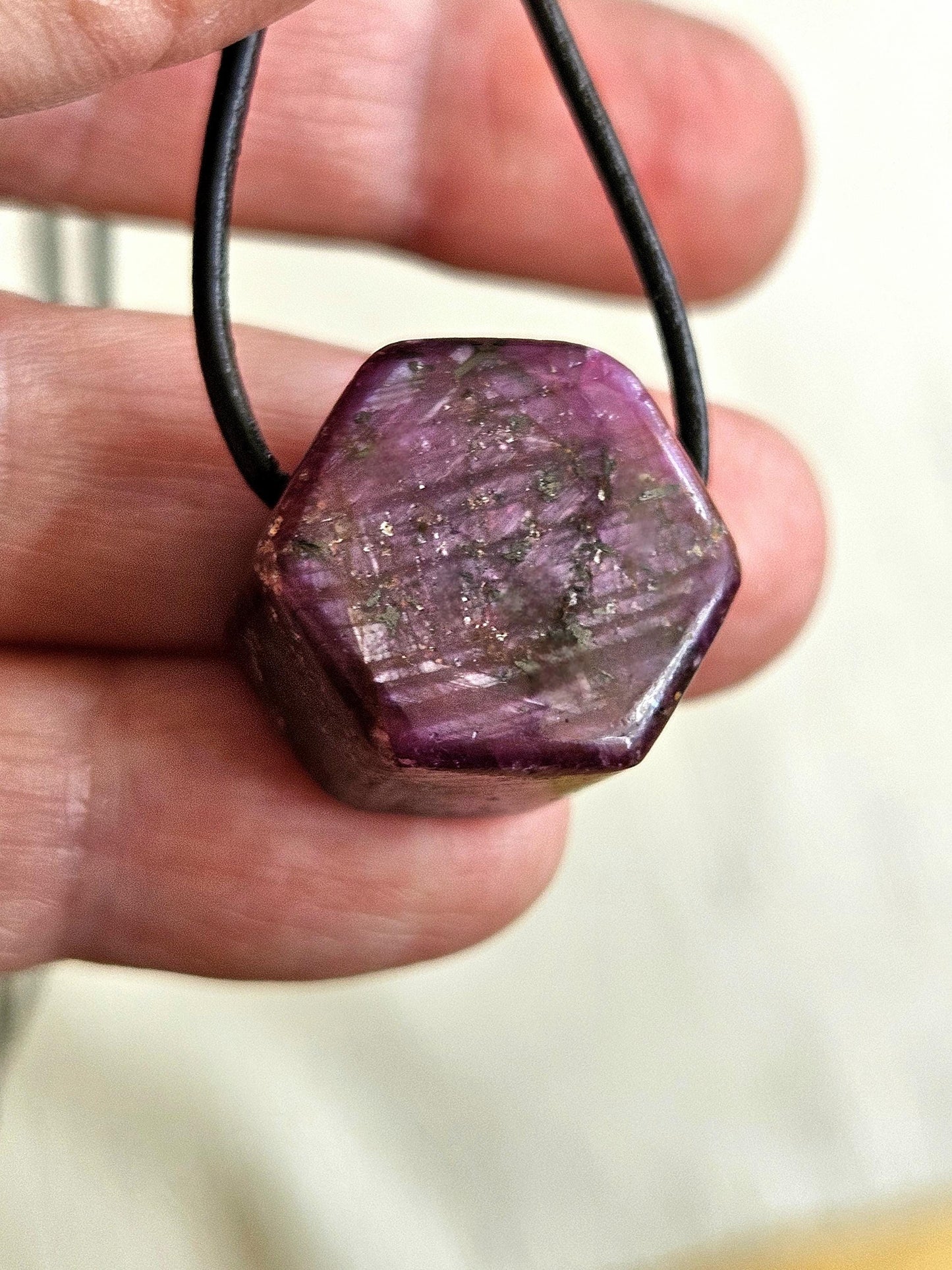 Rubin Kristall Anhänger, Ruby pedants , 20 x 20 x 15 mm, gebohrt, an verstellbarem Lederband