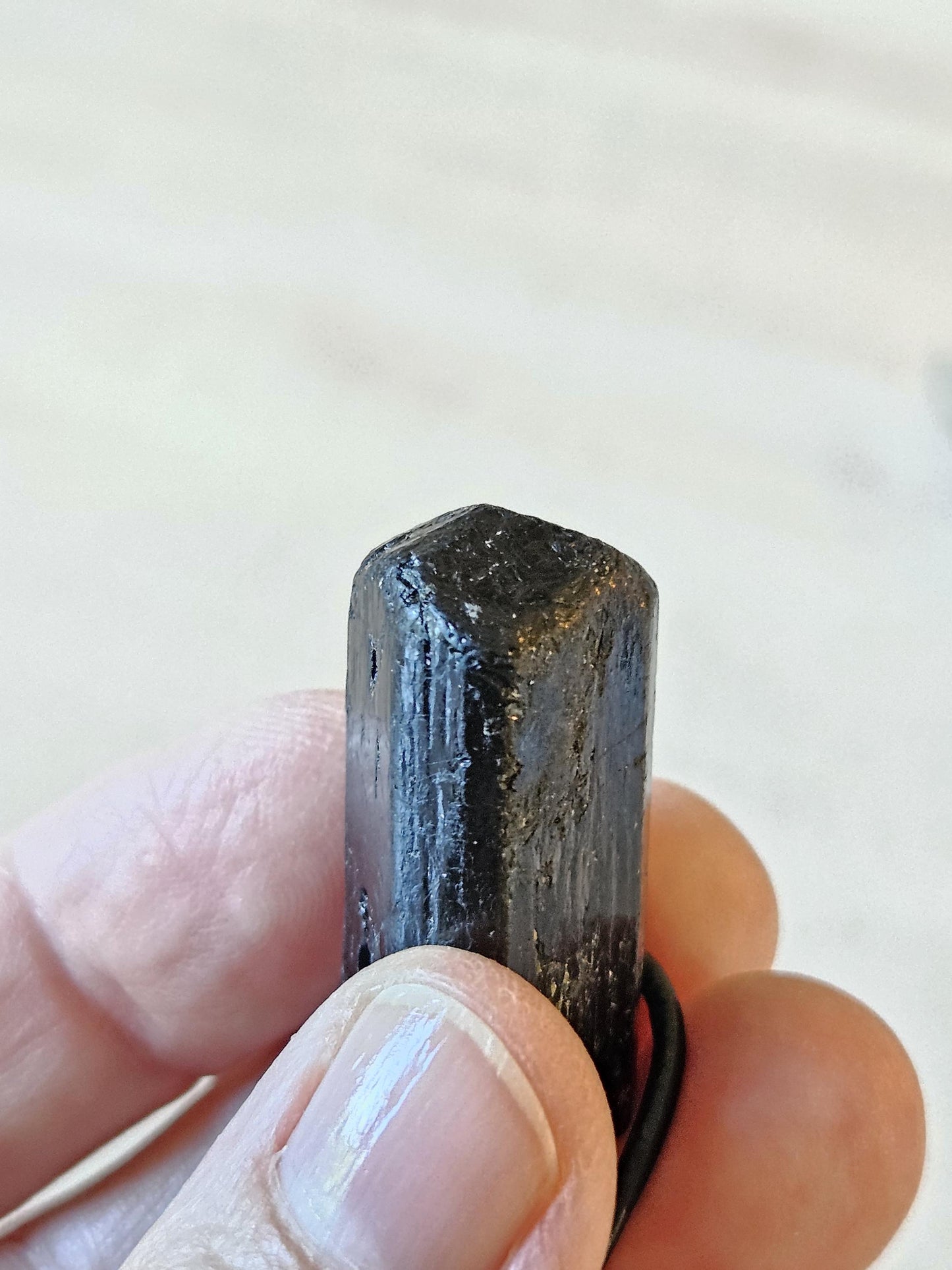 Schwarzer Turmalin Schörl Anhänger, Kristall Spitze, roh belassen, 34 x 19 x 15 mm, an verstellbarem Lederband