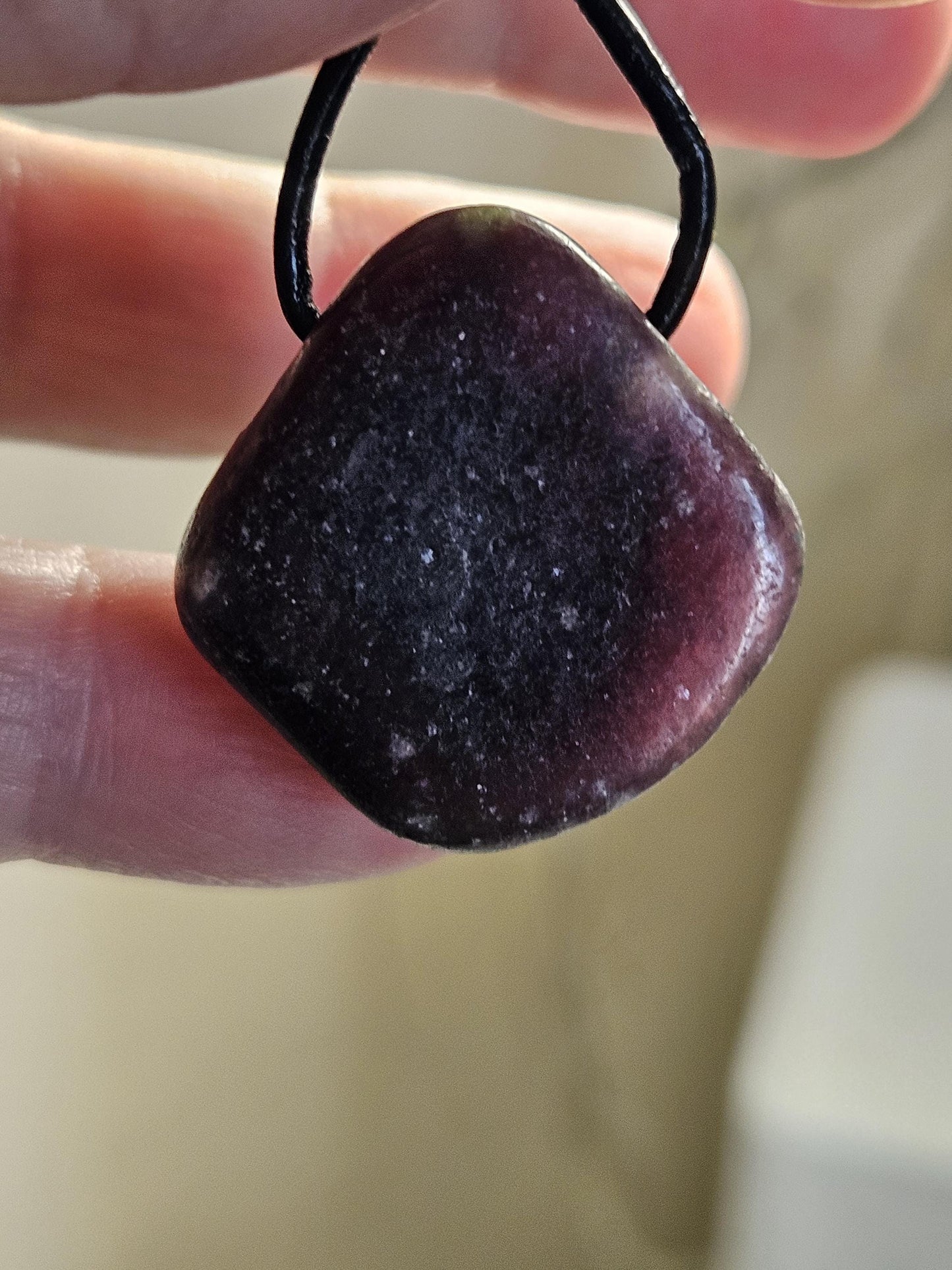 Lepidolith mit Glimmergestein, Lepidolite, Anhänger, 27 x 27 x 12 mm, gebohrt, an verstellbarem Lederband