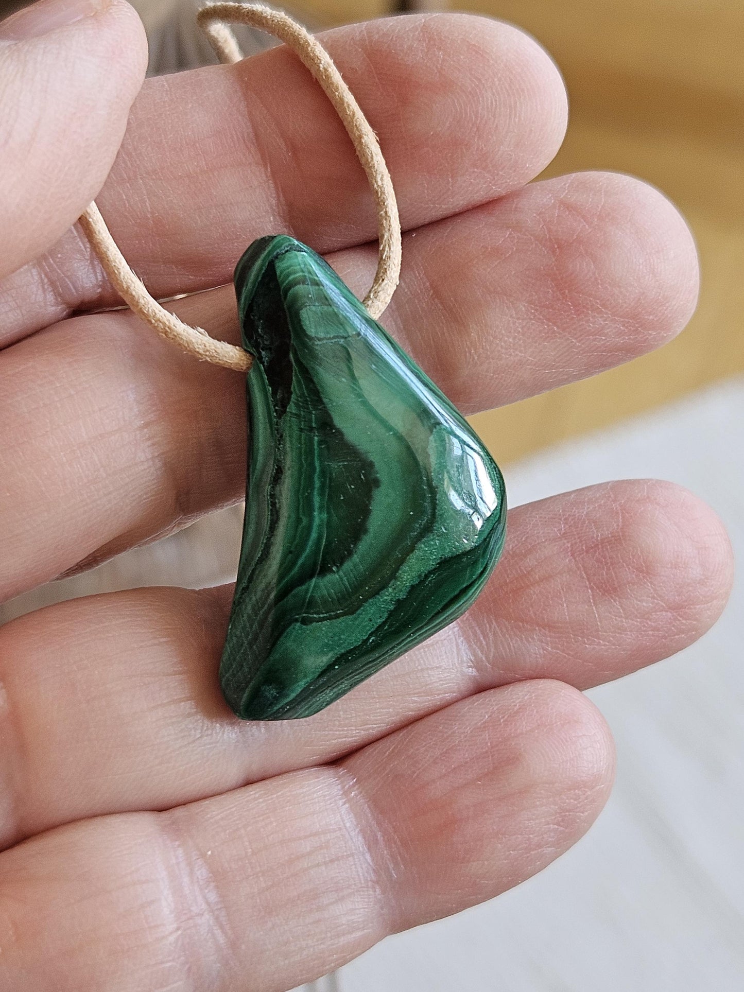 Malachit Anhänger, gebohrt, am Lederband, 37 x 20 x 8 mm, gebohrt, an verstellbarem Lederband