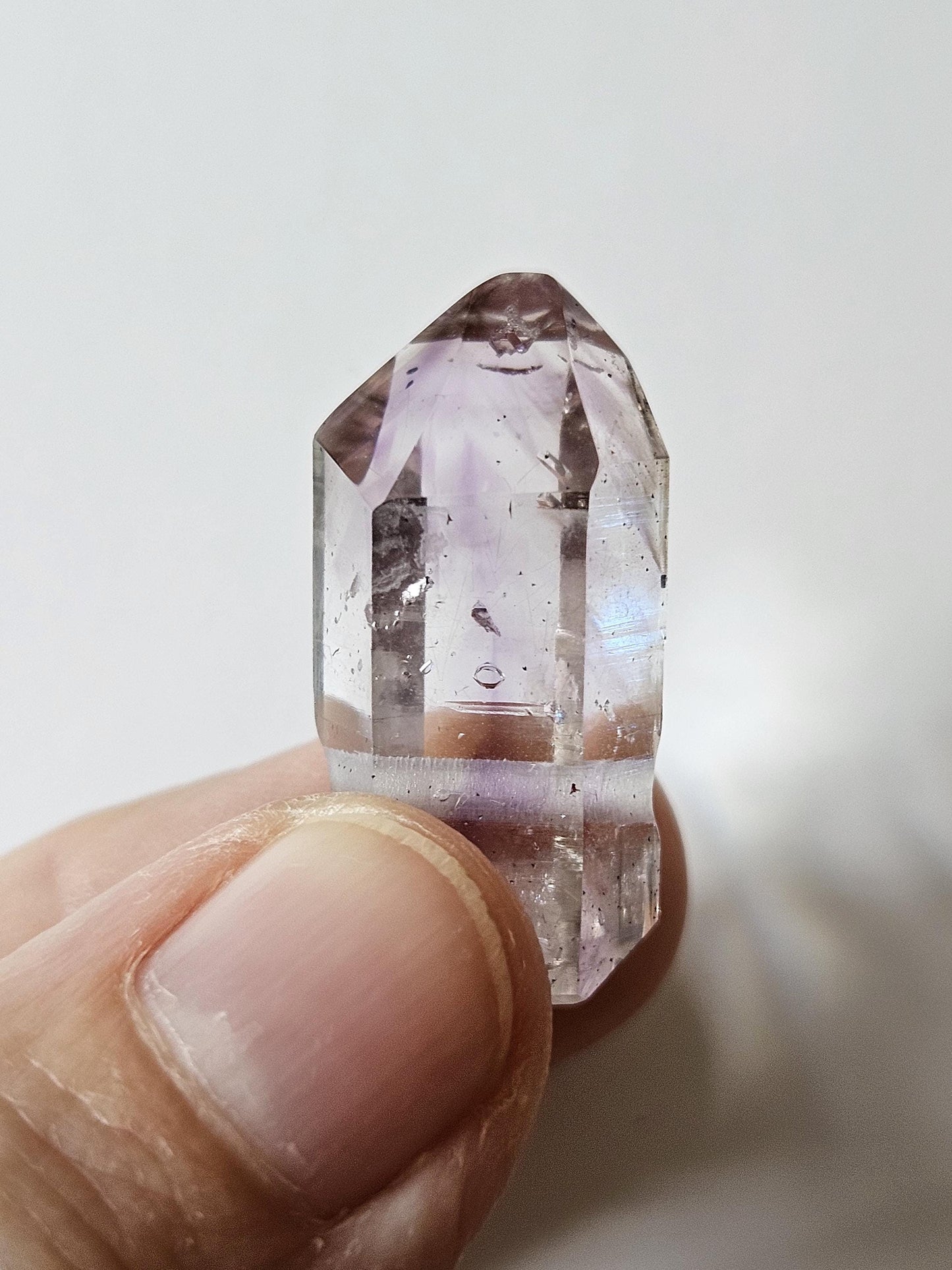 Goboboseb Amethyst Rauchquarz Phantomquarz Kristall Spitze aus Namibia mit Hämatit Einschlüssen, gebohrt, an verstellbarem Lederband