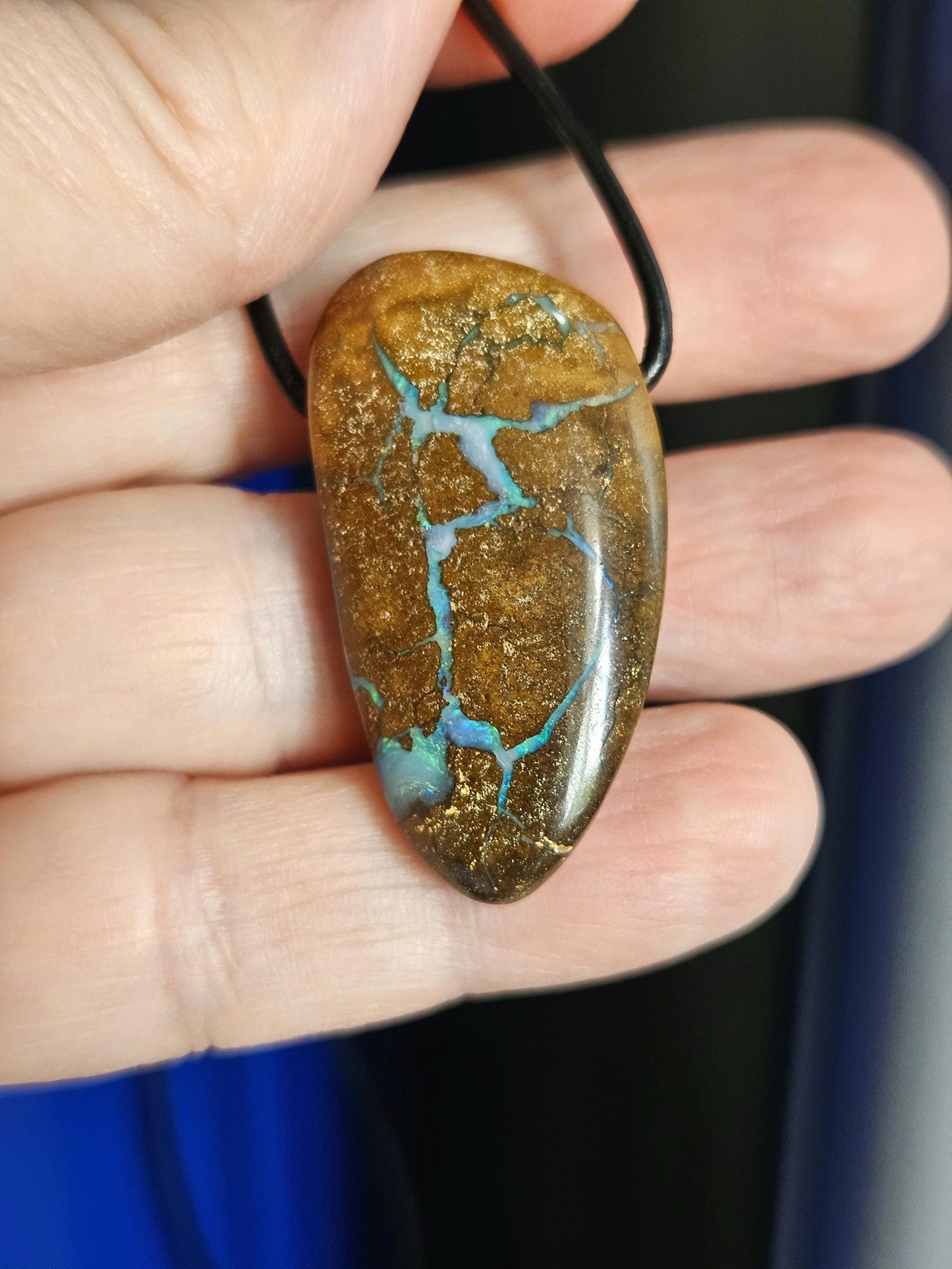 Boulder Opal, Boulderopal Anhänger, "Schatzkarte", 37 x 18 x 11 mm, gebohrt, an verstellbarem Lederband