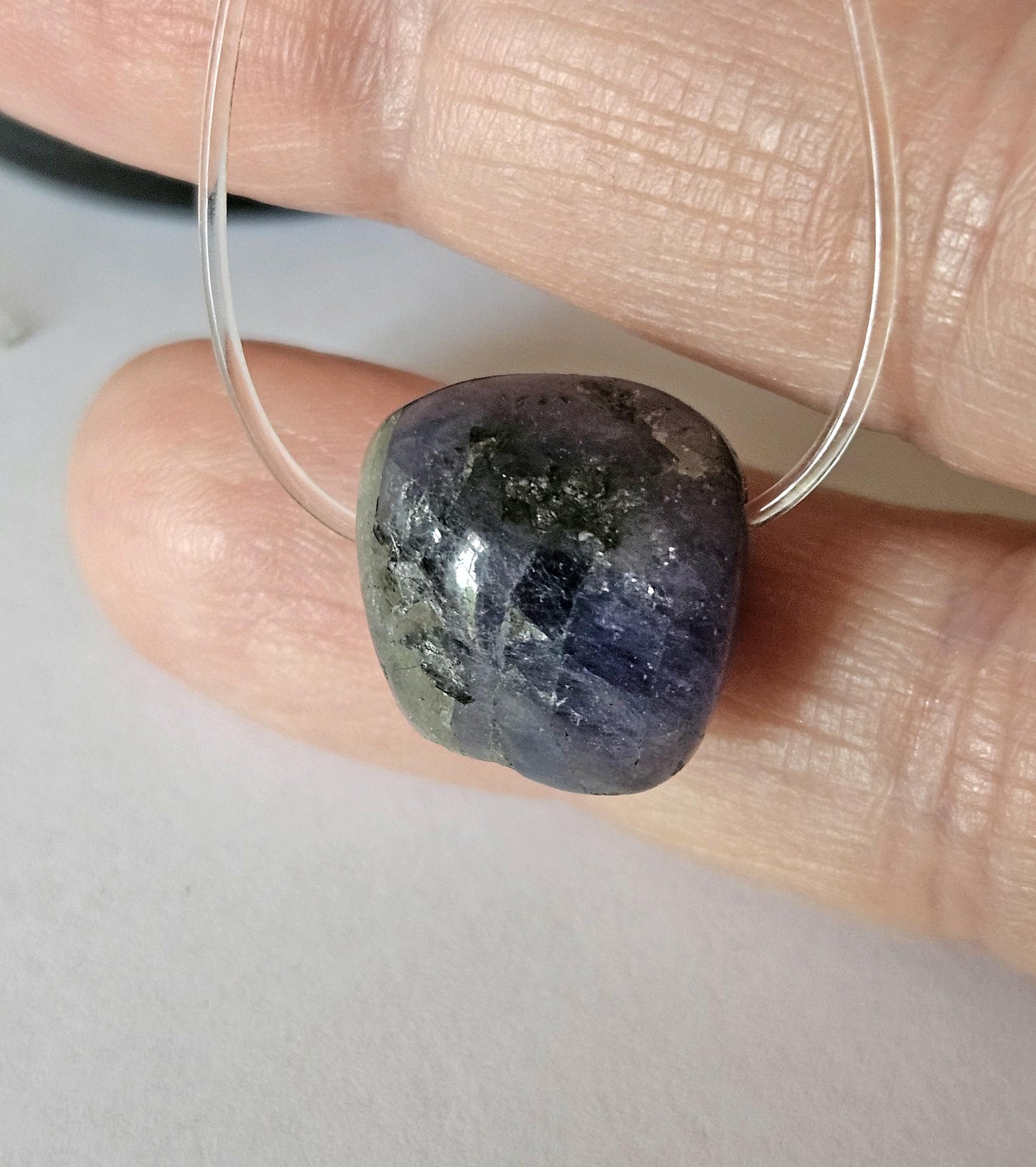 Seltener Tansanit, Tanzanit Nugget kleiner Anhänger, 15 x 15 x 12 mm, gebohrt an farblosem Kunststoffband