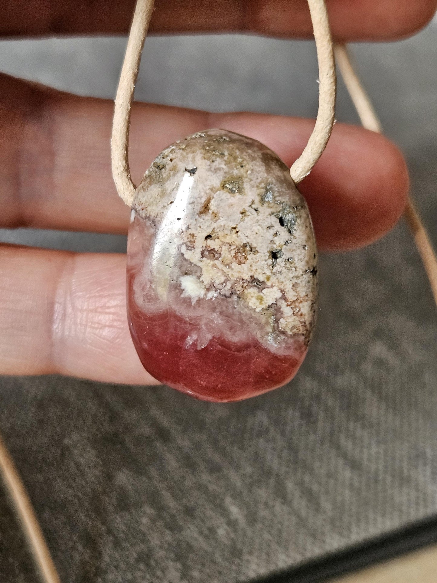 Schöner Rhodochrosit Anhänger, 30 x 21 x 10 mm, gebohrt, an verstellbarem Lederband