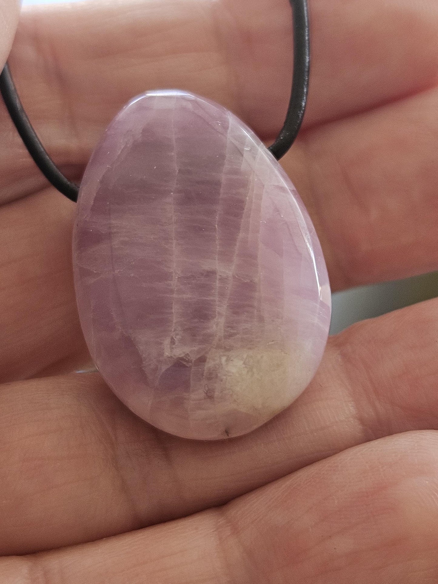 Kunzit Kristall Anhänger, 31 x 21 x 9 mm, gebohrt, an verstellbarem Lederband