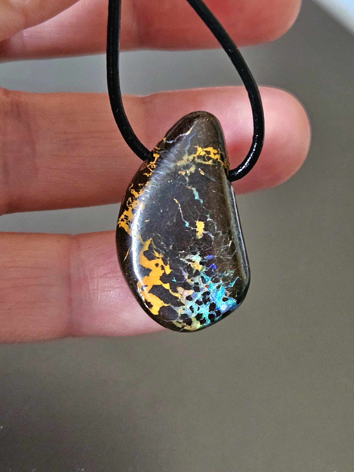 Faszinierender Boulder Opal Anhänger,"Art of Nature", 30 x 19 x 8 mm, gebohrt, an verstellbarem Lederband