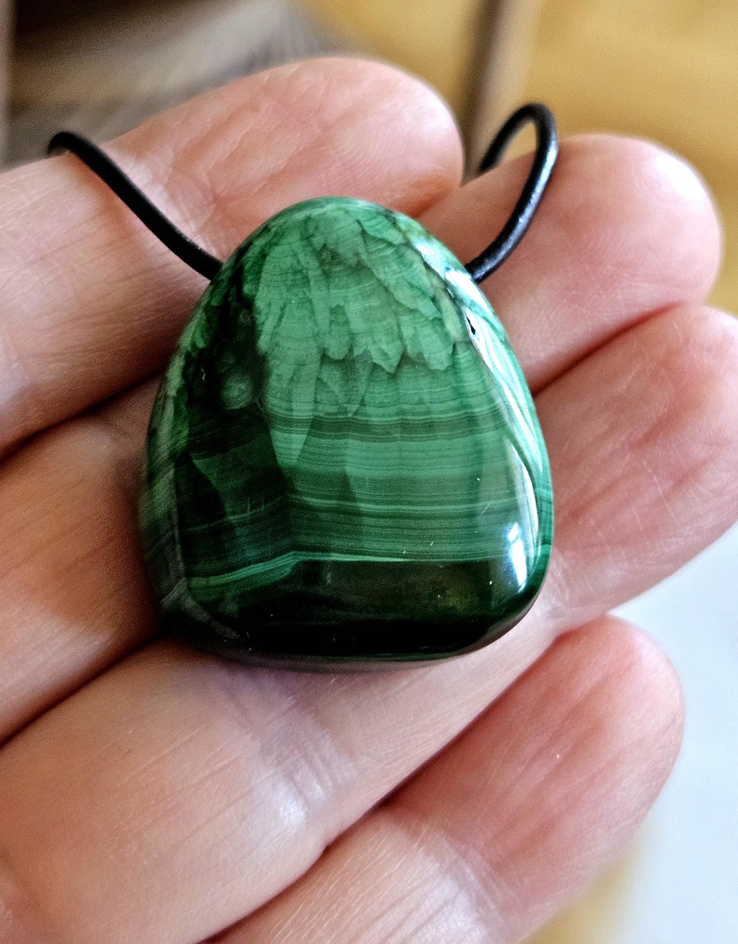 Malachit Anhänger, gebohrt, am Lederband, 30 x 24 x 10 mm, gebohrt, an verstellbarem Lederband