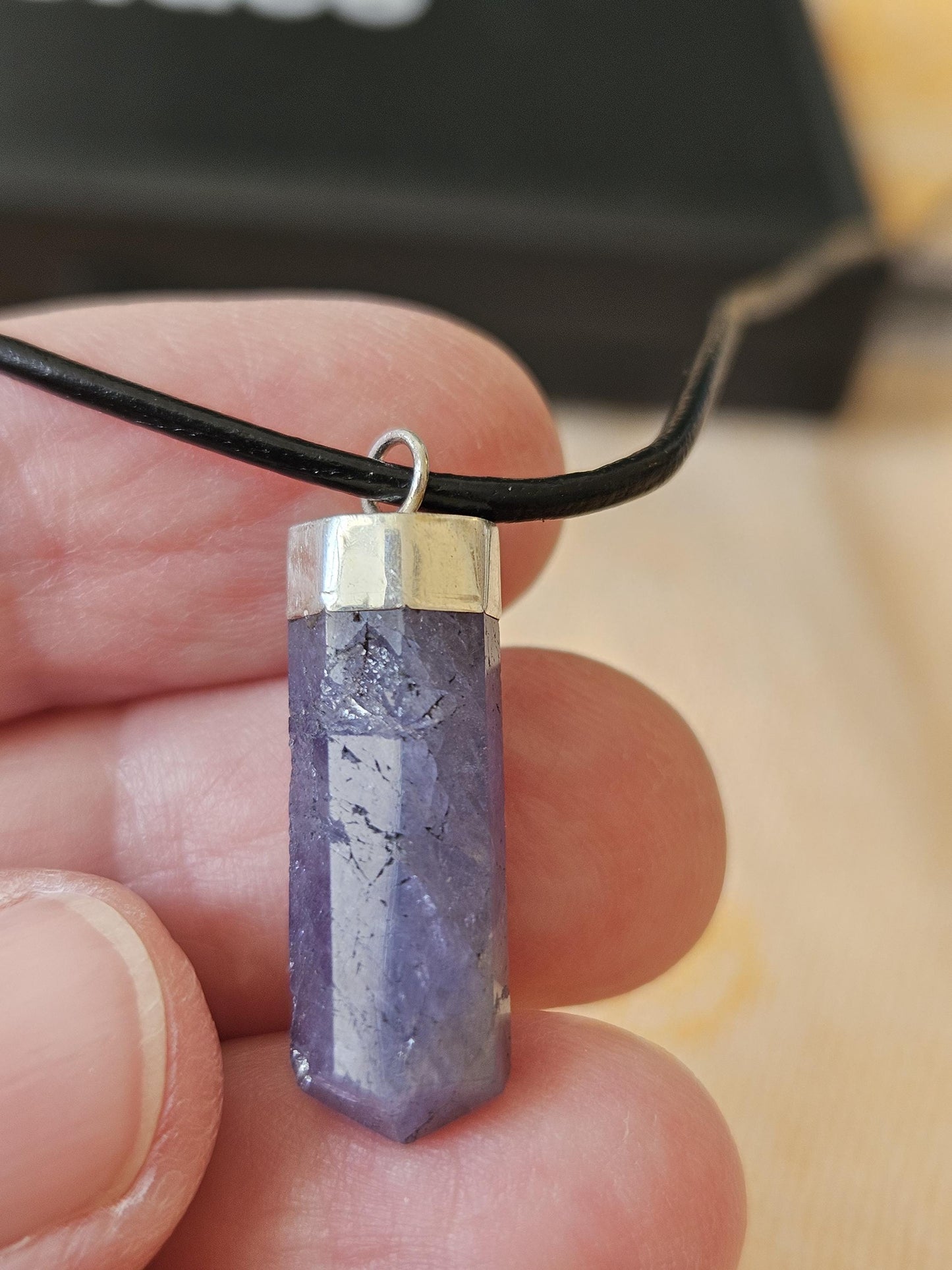 Tansanit Kristall Kristallspitze, Tanzanit, Anhänger, 22 x 8 x 8 mm, an 925er Silberöse, an verstellbarem Lederband