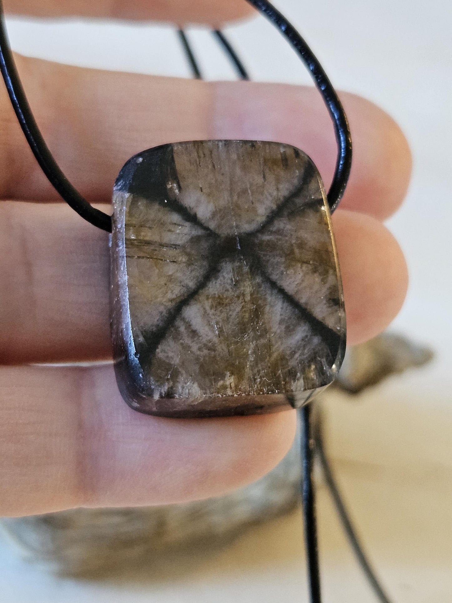 Kreuzstein Kreuz Stein Chiastolith Anhänger, 27 x 22 x 12 mm, gebohrt, an verstellbarem Lederband