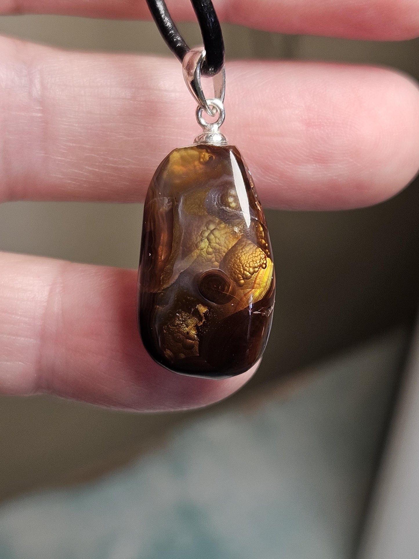 Mexikanischer Feuerachat Feuer Achat Anhänger, an 925er Silberöse, an verstellbarem Lederband