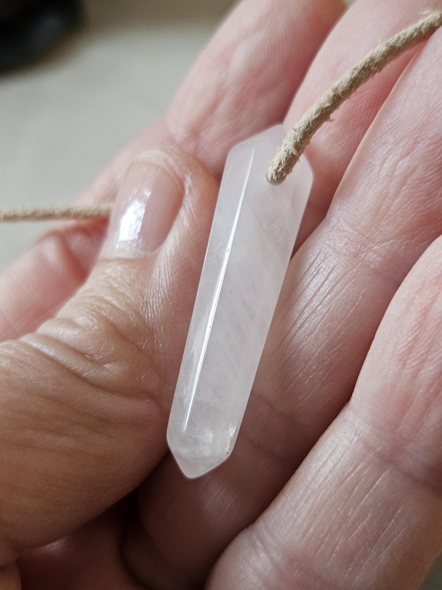 Rosenquarz Doppelspitze, Anhänger, Pendel, 37 x 9 x 9 mm, an verstellbarem Lederband