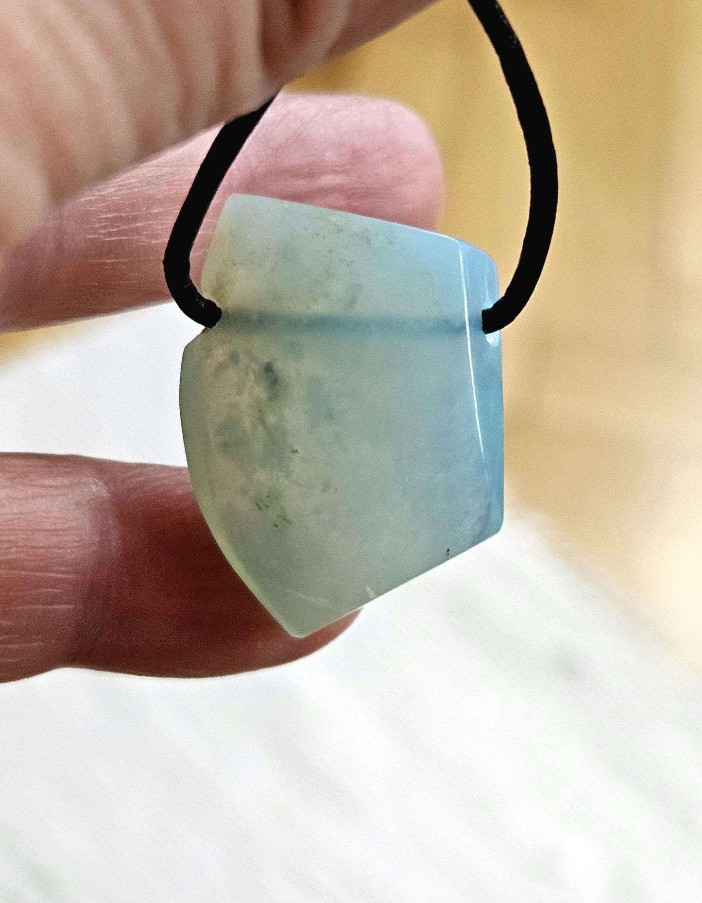 Seltener Andenopal blau Chrysopal hellblau türkis Anhänger, 28 x 23 x 10 mm, gebohrt, an verstellbarem Lederband