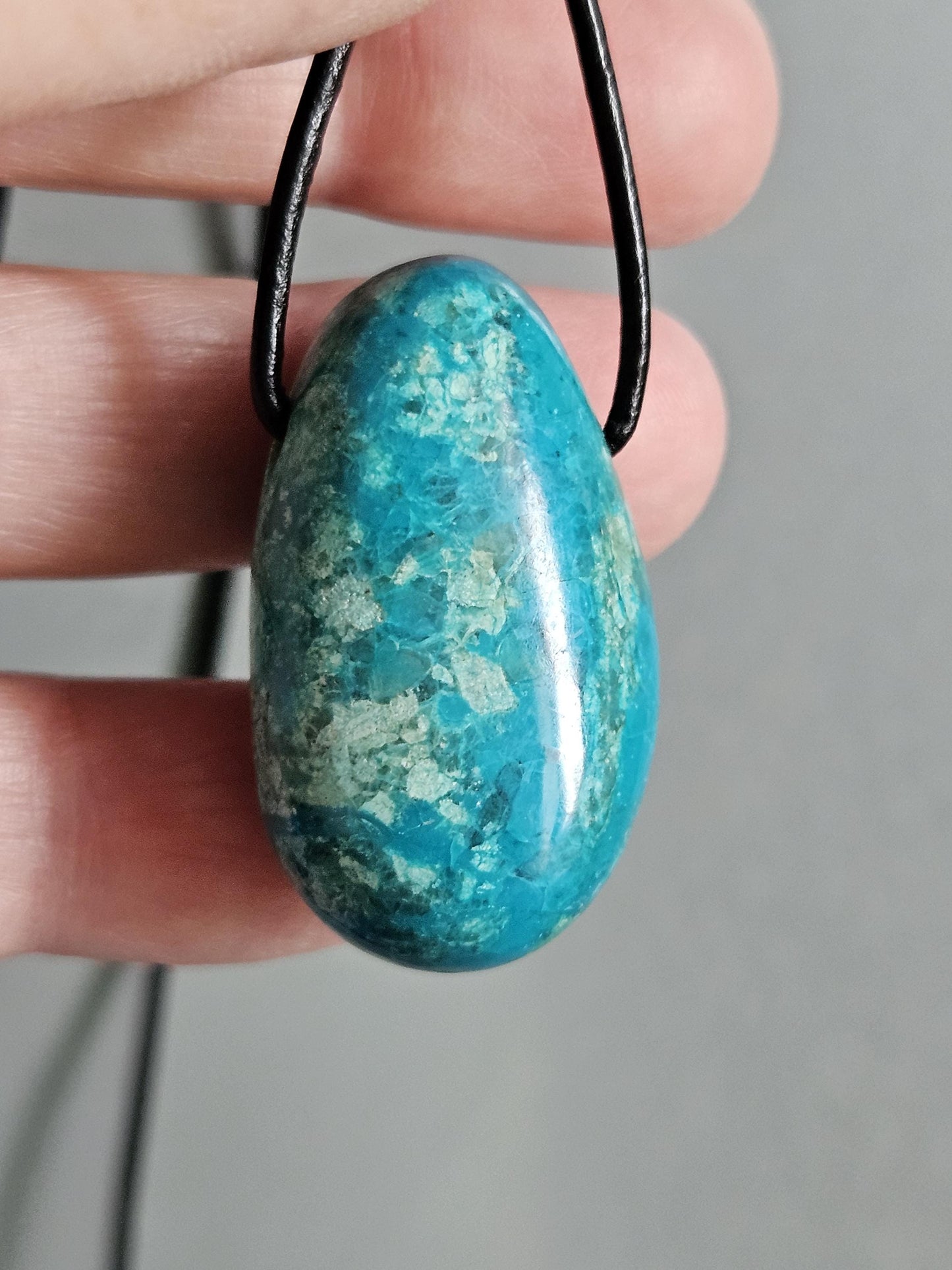 Chrysokoll Anhänger, 35 x 20 x 15 mm, gebohrt, an verstellbarem Lederband