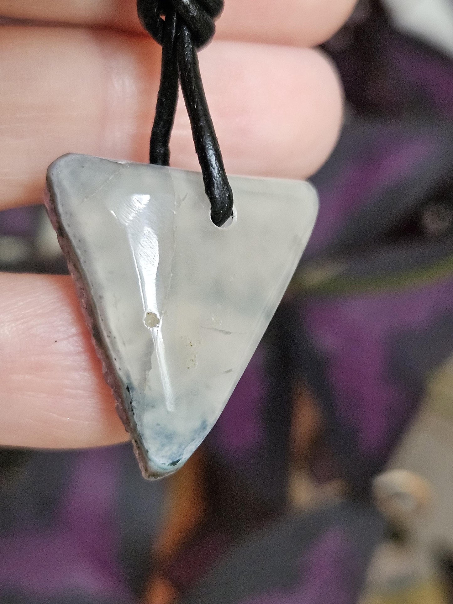 Amethyst Uruguay Kristall , Rohstein, Healing Crystal, Heilkristall, 25 x 25 x 11 mm, gebohrt an verstellbarem Lederband