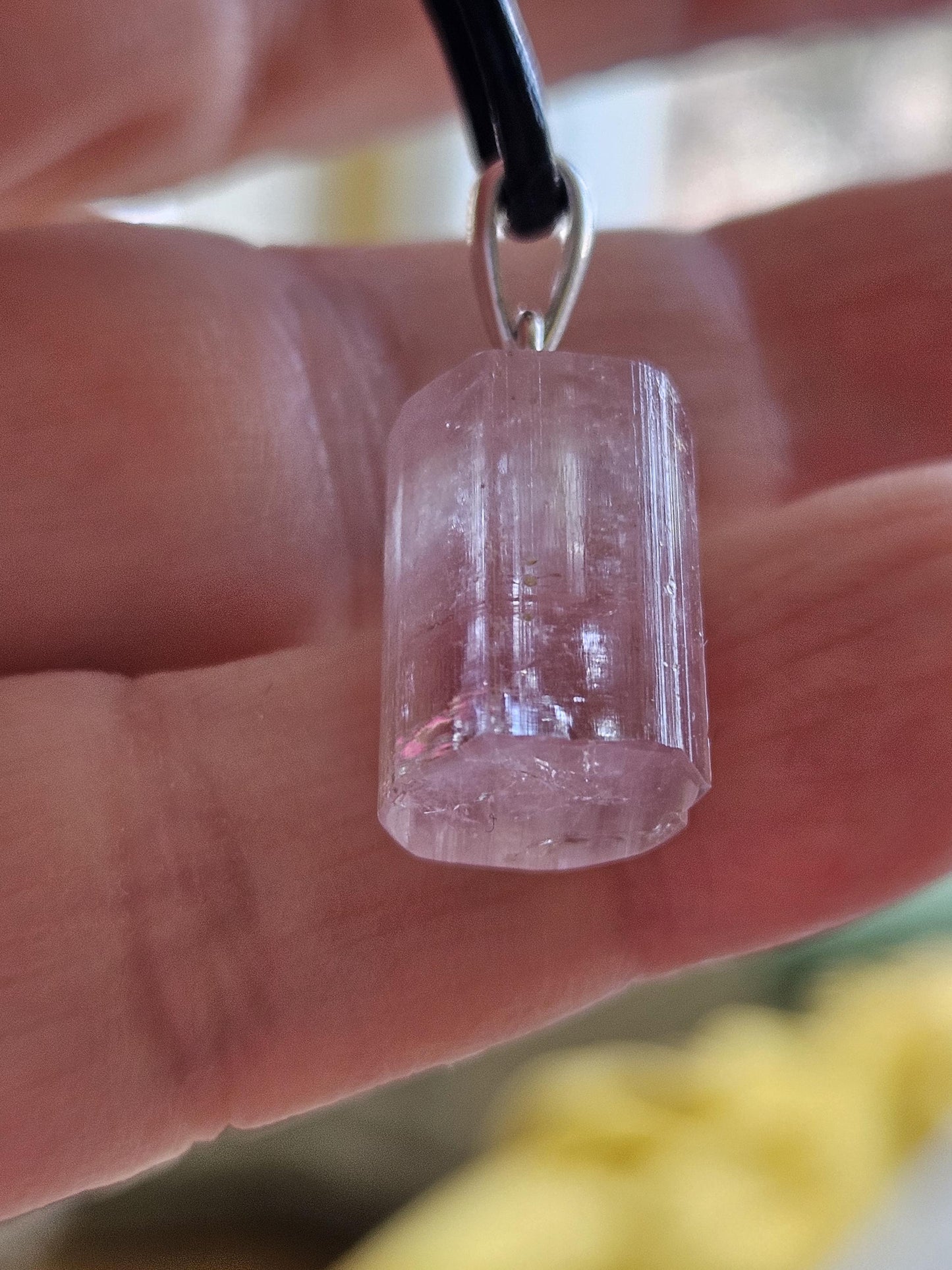 Turmalin rosa Rubellit Kristall Anhänger, Rohstein Stäbchen, an 925er Silberöse, an verstellbarem Lederband