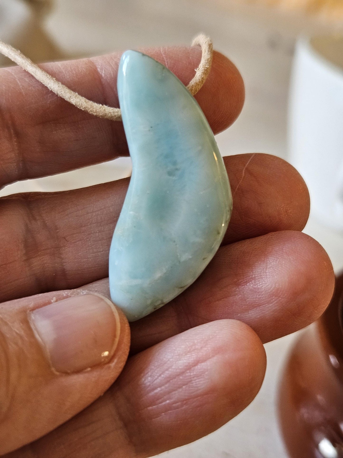 Sommerlicher Larimar, Atlantis Stein Anhänger, 40 x 18 x 12 mm, gebohrt, Larimar Anhänger, gebohrt, an verstellbarem Lederband