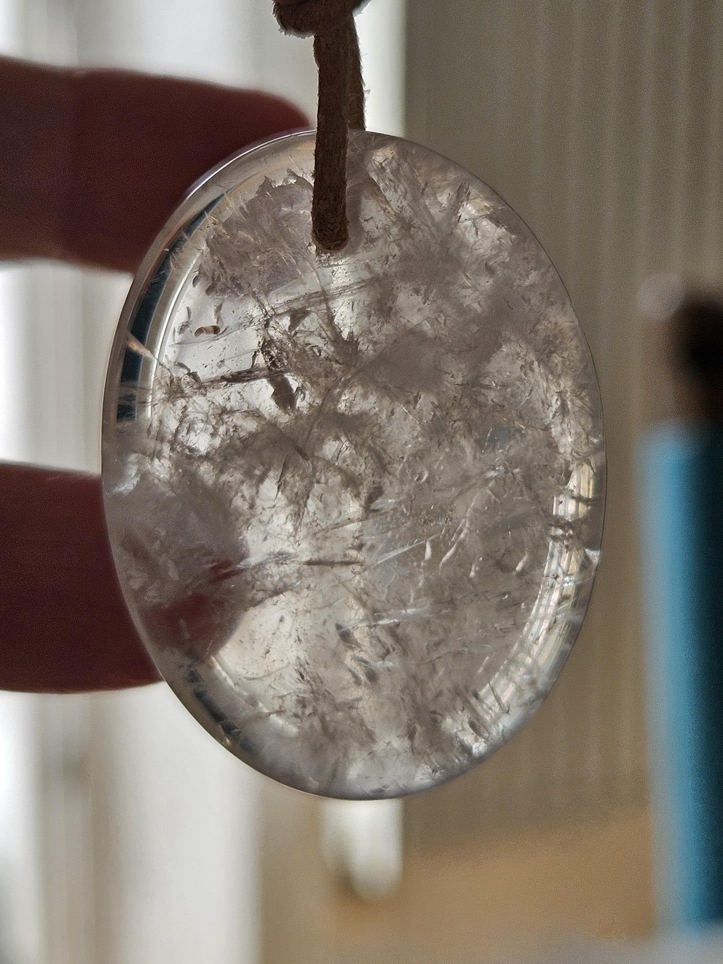 Bergkristall Anhänger, "worry stone förmig", 40 x 30 x 6 mm, gebohrt, am Lederband