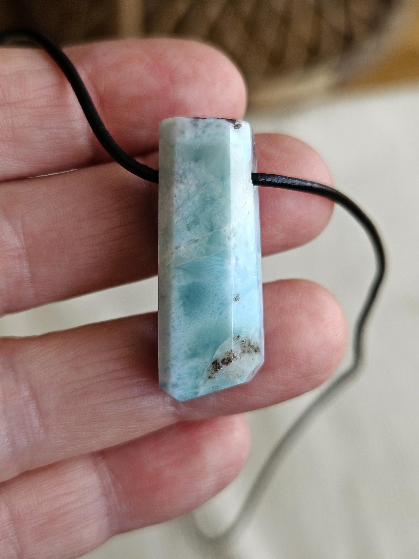 Schöner Larimar, Atlantis Stein Anhänger, 35 x 14 x 10 mm, gebohrt, Larimar Anhänger, gebohrt, an verstellbarem Lederband