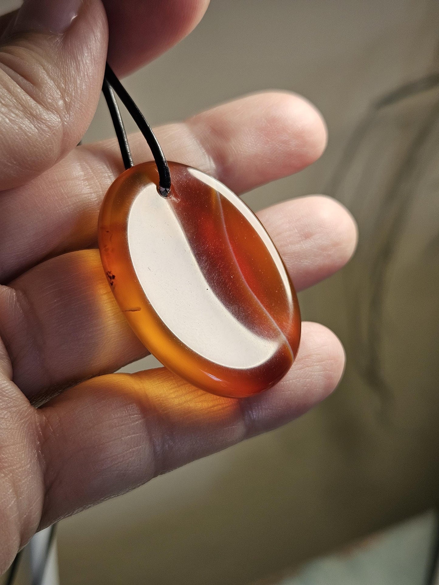 Carneol, Sarder Worry Stone Anhänger, 40 x 30 x 6 mm, gebohrt, am Lederband