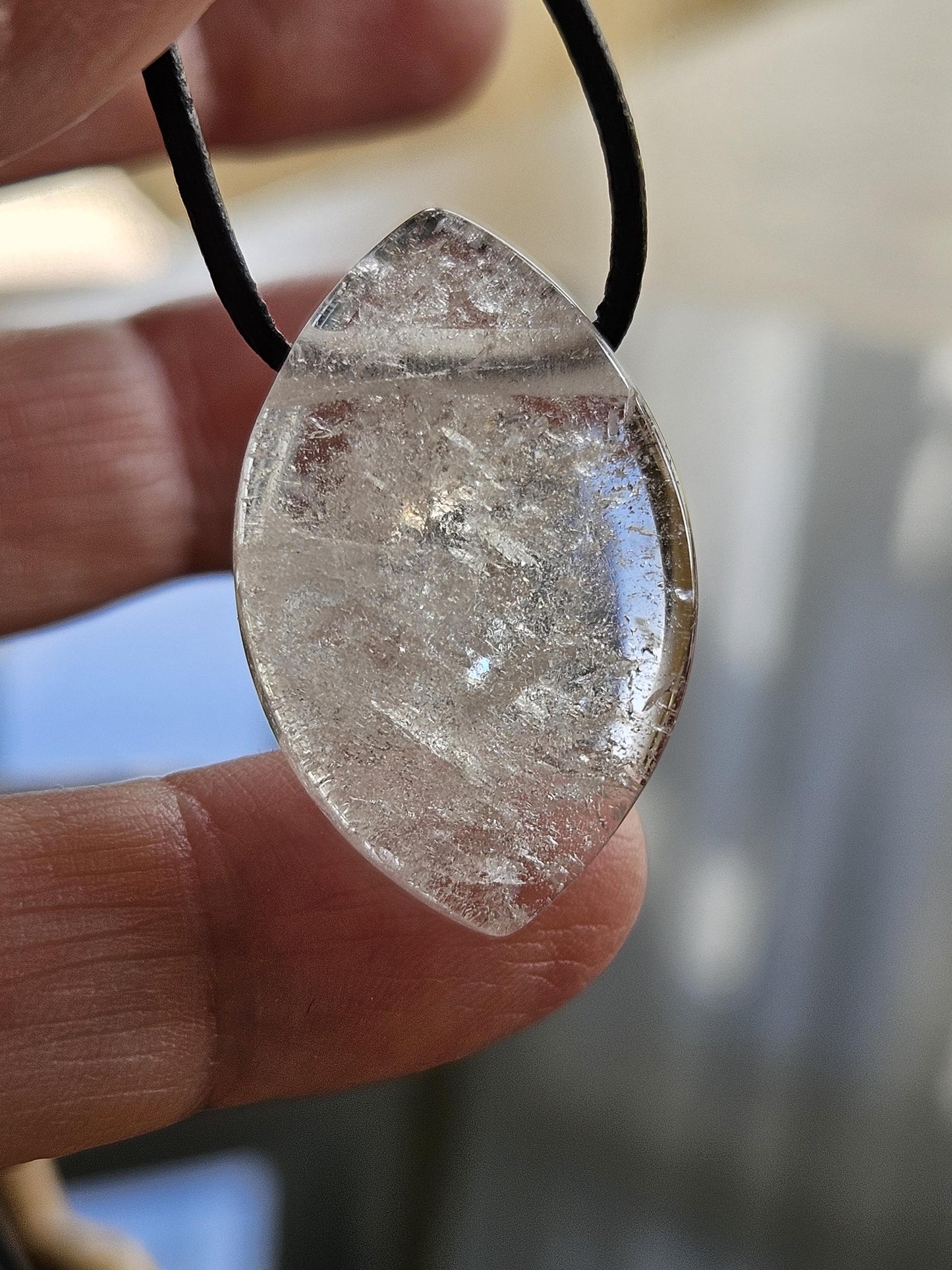 Bergkristall Navette förmiger Anhänger, "worry stone förmig", 31 x 19 x 8 mm, gebohrt, an verstellbarem Lederband