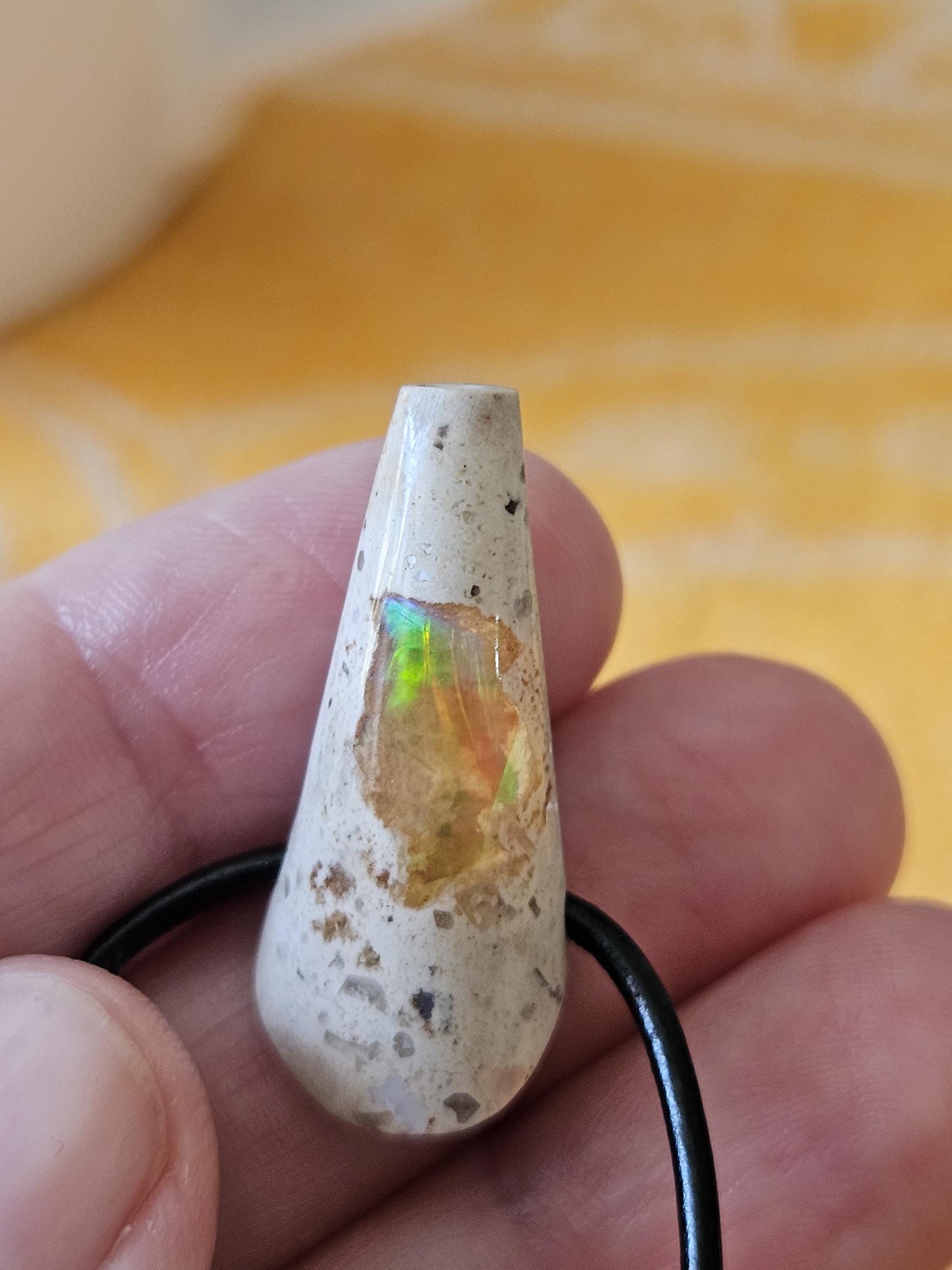 Phantastischer mexikanischer Feueropal Anhänger, 31 x 15 x 13 mm, gebohrt, an verstellbarem Lederband