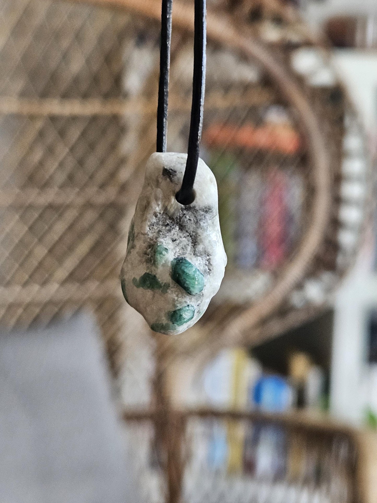 Smaragd im Muttergestein, Anhänger, 28 x 25 x 15 mm, gebohrt, an verstellbarem Lederband