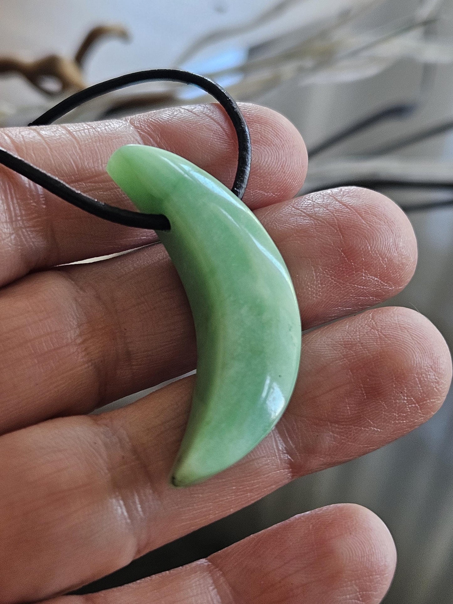 Chrysopras Mond förmig Anhänger 40 x 12 x 9 mm, gebohrt, an verstellbarem Lederband