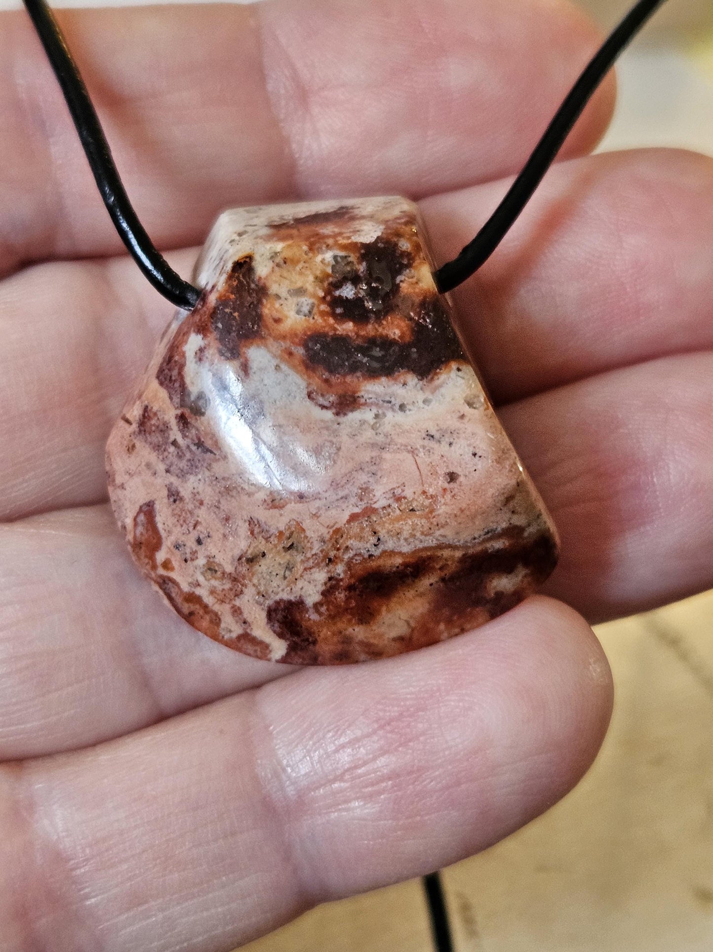 Geheimnisvoller mexikanischer Feueropal Anhänger, 31 x 30 x 10 mm, gebohrt, an verstellbarem Lederband