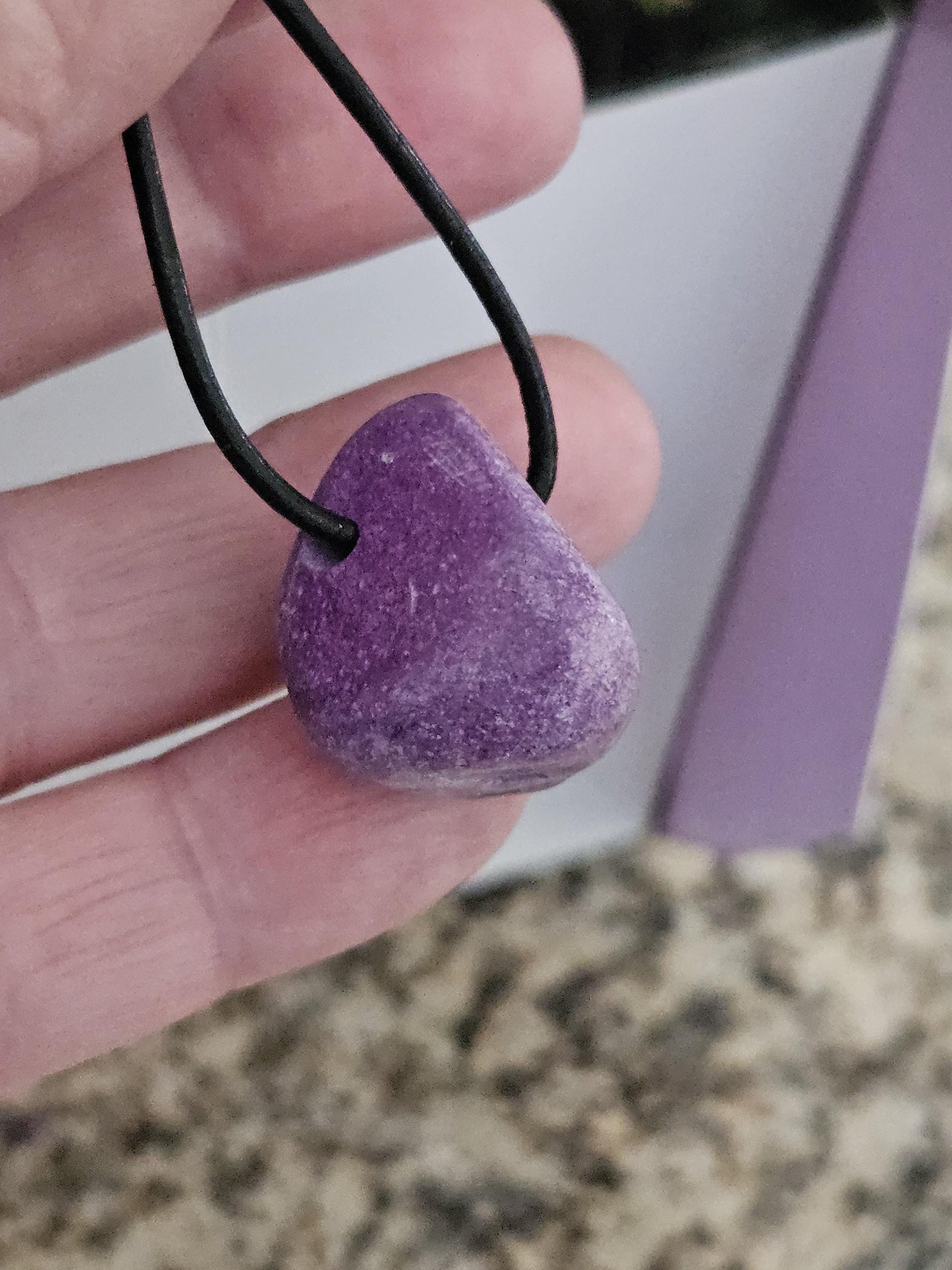 Seltener Stichtit Anhänger 24 x 22 x 19 mm, gebohrt, an verstellbarem Lederband