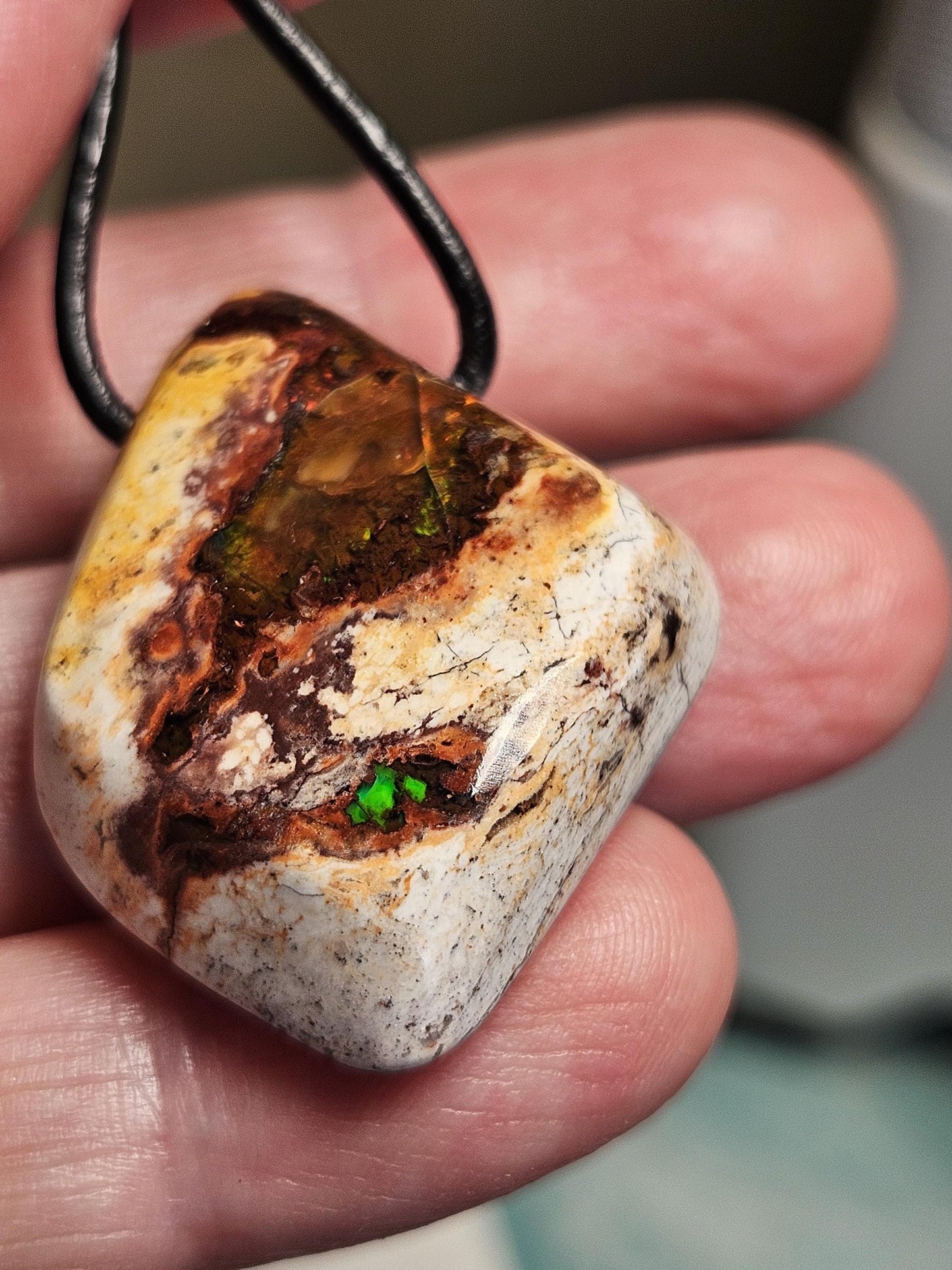 Magischer mexikanischer Feueropal Anhänger, 38 x 27 x 12 mm, gebohrt, an verstellbarem Lederband