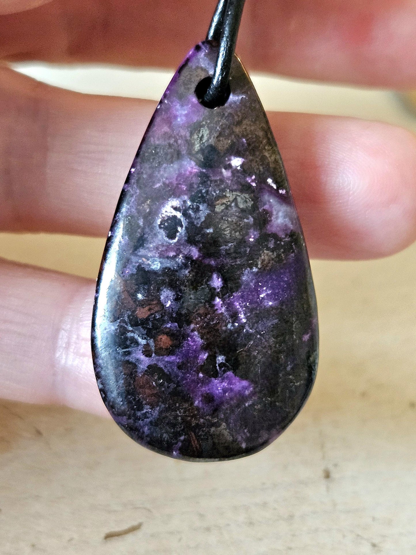 Seltener Sugilith Anhänger, 42 x 23 x 6 mm, gebohrt, an verstellbarem Lederband