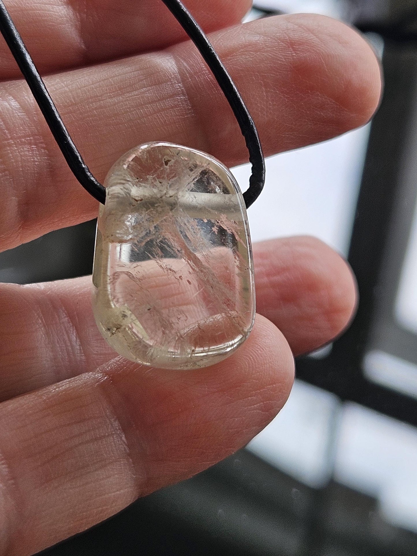 Magischer gelber Hiddenit Spodumen Anhänger, 28 x 16 x 10 mm, gebohrt, an verstellbarem Lederband