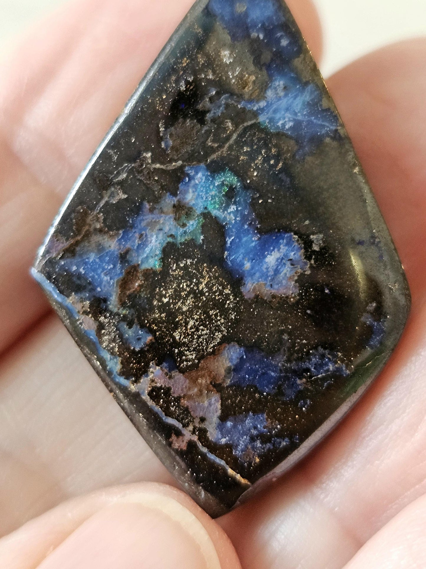 Boulder Opal, Boulderopal Anhänger, "Drachen Tanz", 35 x 23 x 9 mm, gebohrt, an verstellbarem Lederband