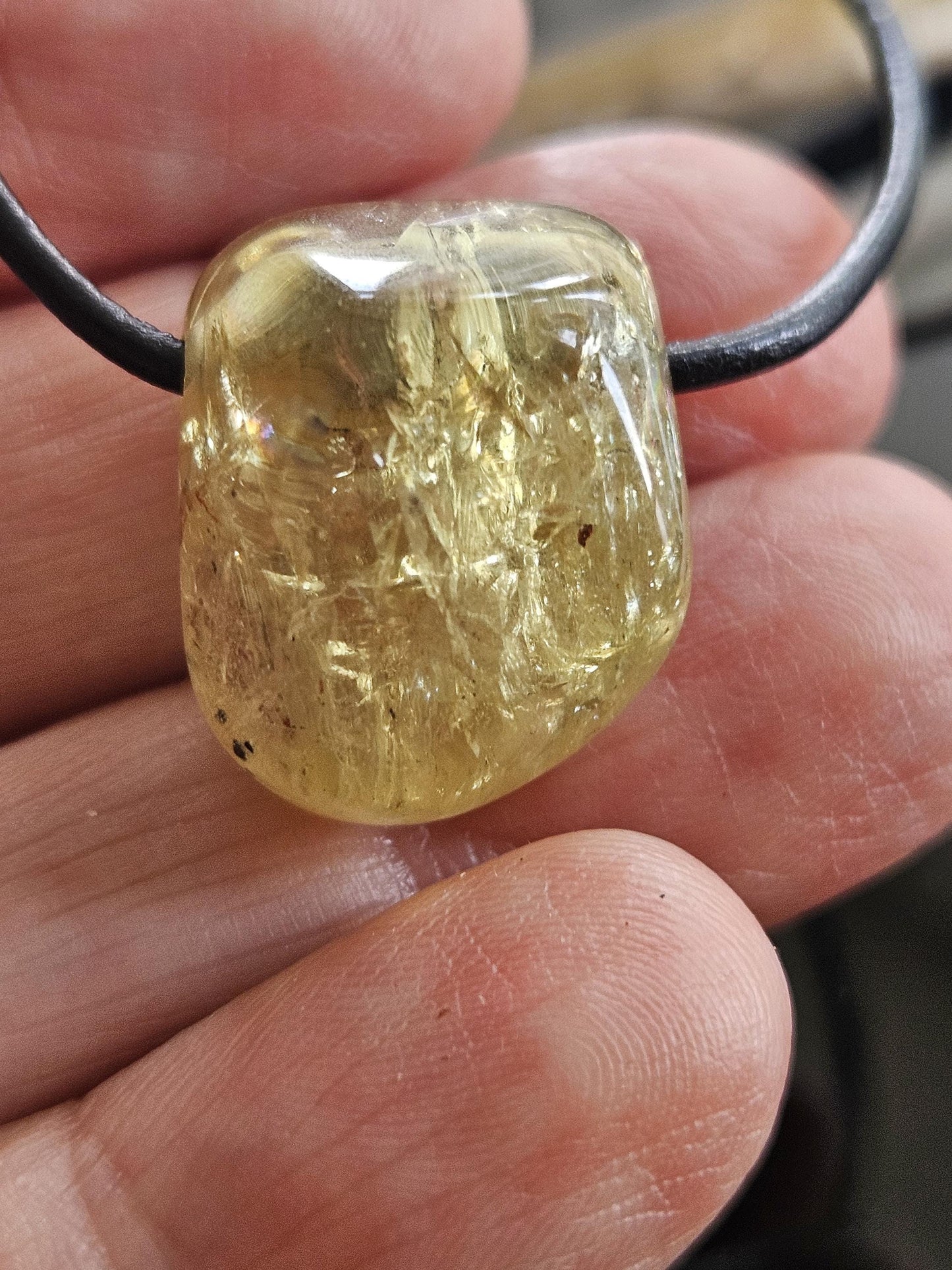 Phazinierender gelber gelb grüner Apatit Kristall Anhänger, 22 x 17 x 15 mm, gebohrt an verstellbarem Lederband