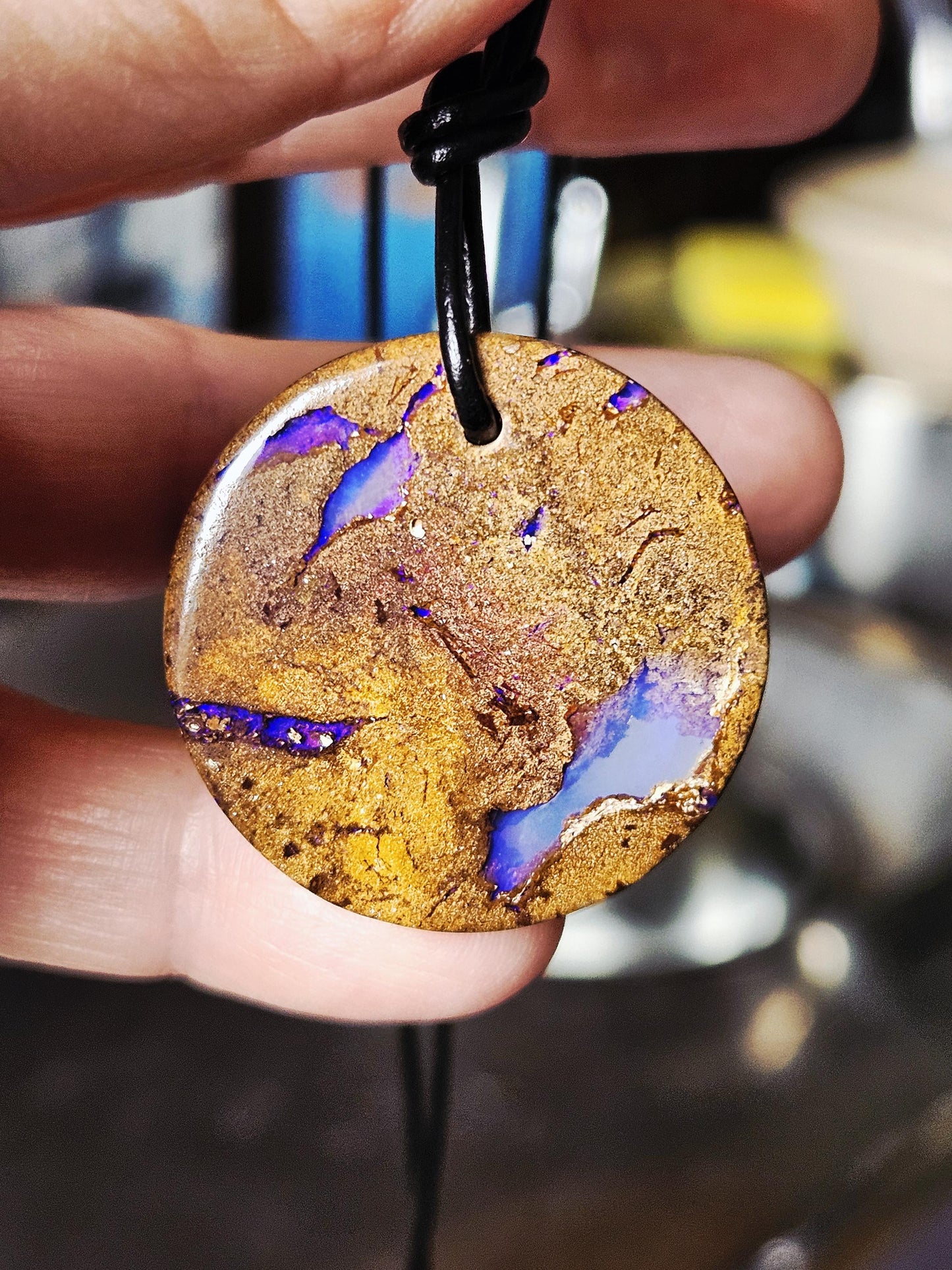 Magischer Boulder Opal Anhänger,"Mother Earth", 33 x 33 x 7 mm, gebohrt, an verstellbarem Lederband, beidseitig tragbar