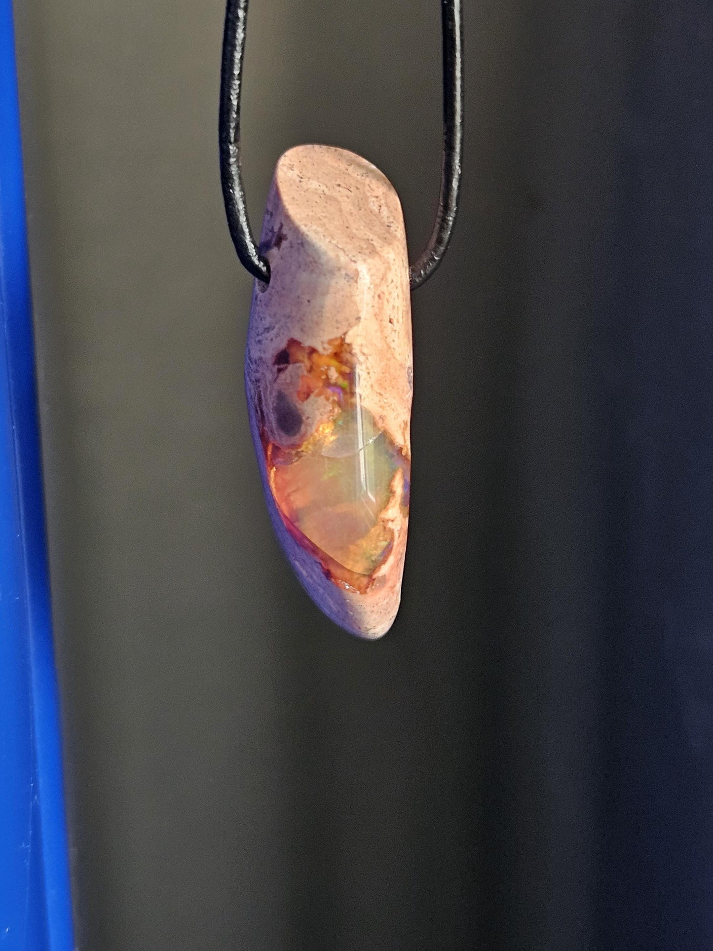 Mexikanischer Feueropal Anhänger, 38 x 13 x 14 mm, gebohrt, an verstellbarem Lederband