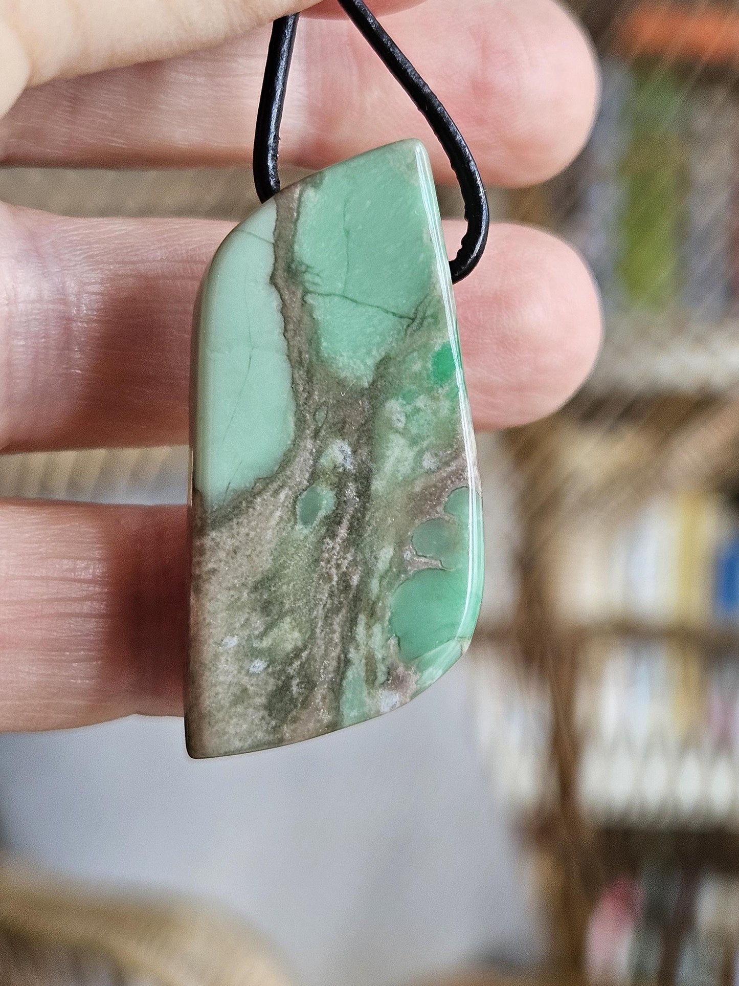 Seltener Variscit, Variscite, Variszit Anhänger, 40 x 22 x 8 mm, gebohrt, an verstellbarem Lederband