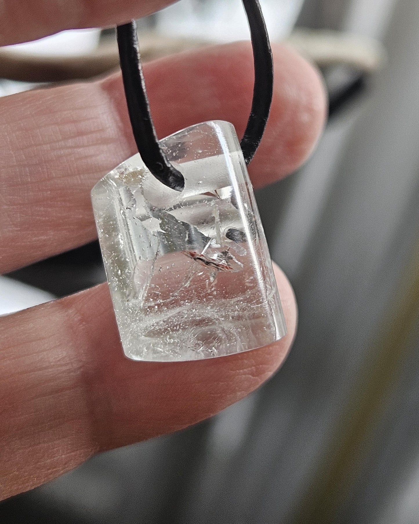 Extravaganter kleiner weißer Topas Anhänger, 19 x 15 x 14 mm, gebohrt, an verstellbarem Lederband