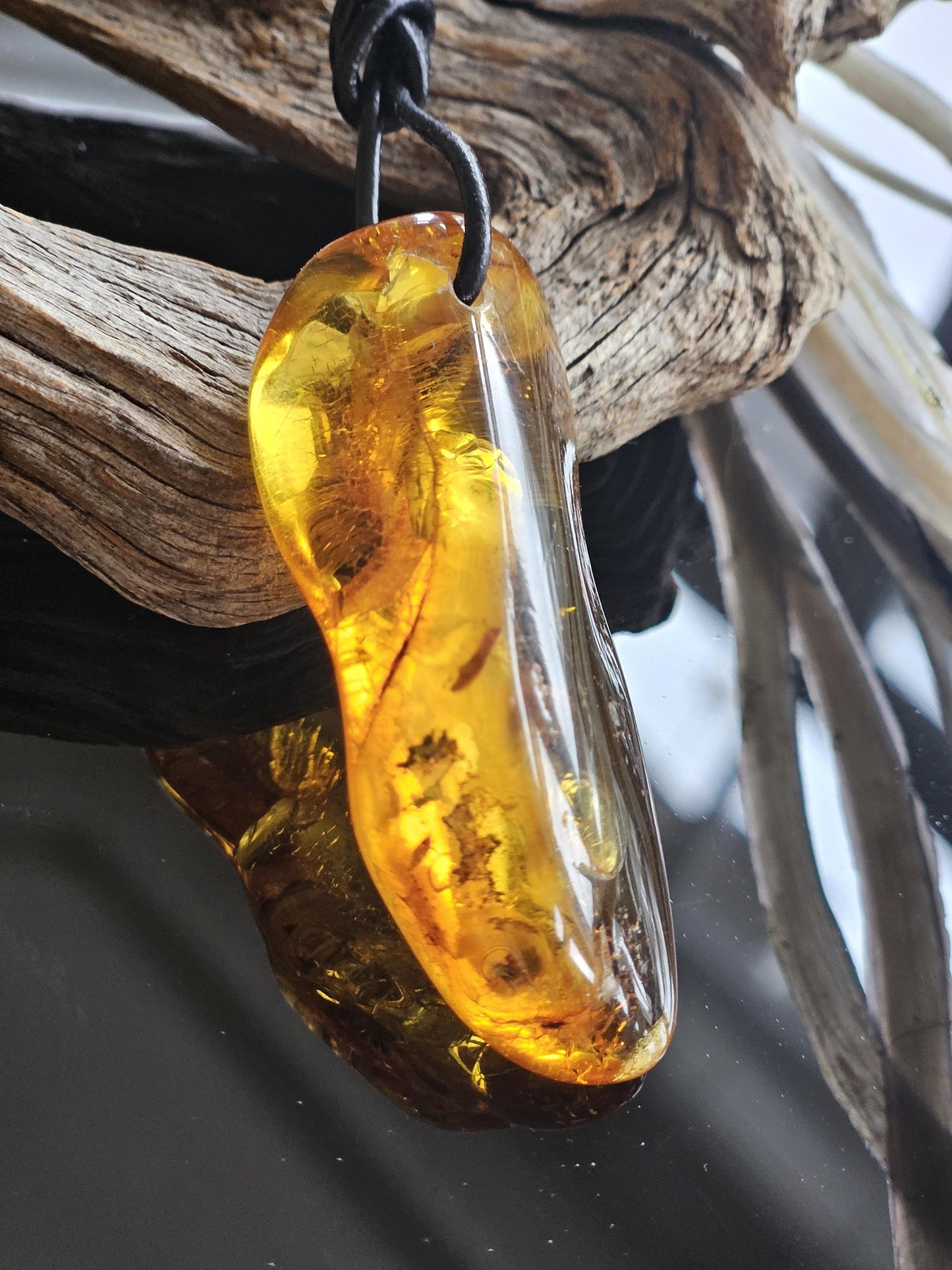 Großer feiner baltischer Bernstein Anhänger, mit Einschlüssen von Blüten Blätterskelett Bernstein Amulett, 52 x 22 x 12 mm , an Lederband