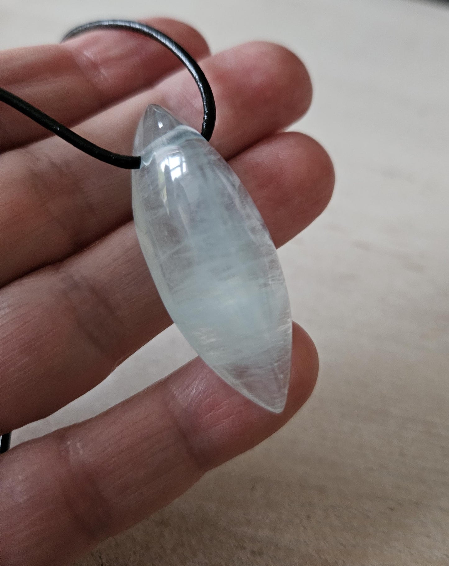 Aquamarin Anhänger Navette förmig 47 x 18 x 15 mm, gebohrt, an verstellbarem Lederband