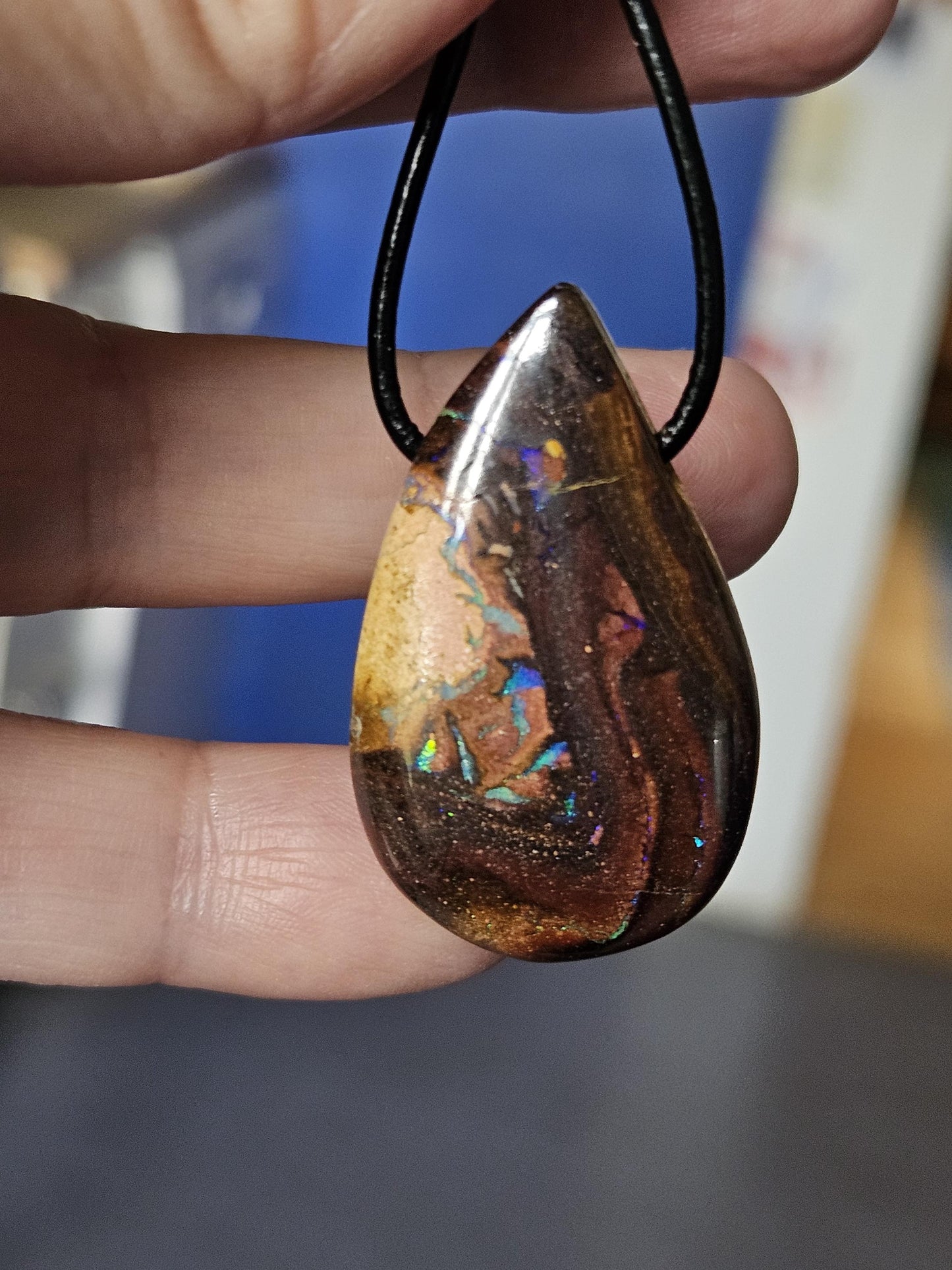 Bezaubernder Boulder Opal, Boulderopal Anhänger, "Drop of Jupiter", 38 x 23 x 9 mm, gebohrt, an verstellbarem Lederband, beidseitig tragbar