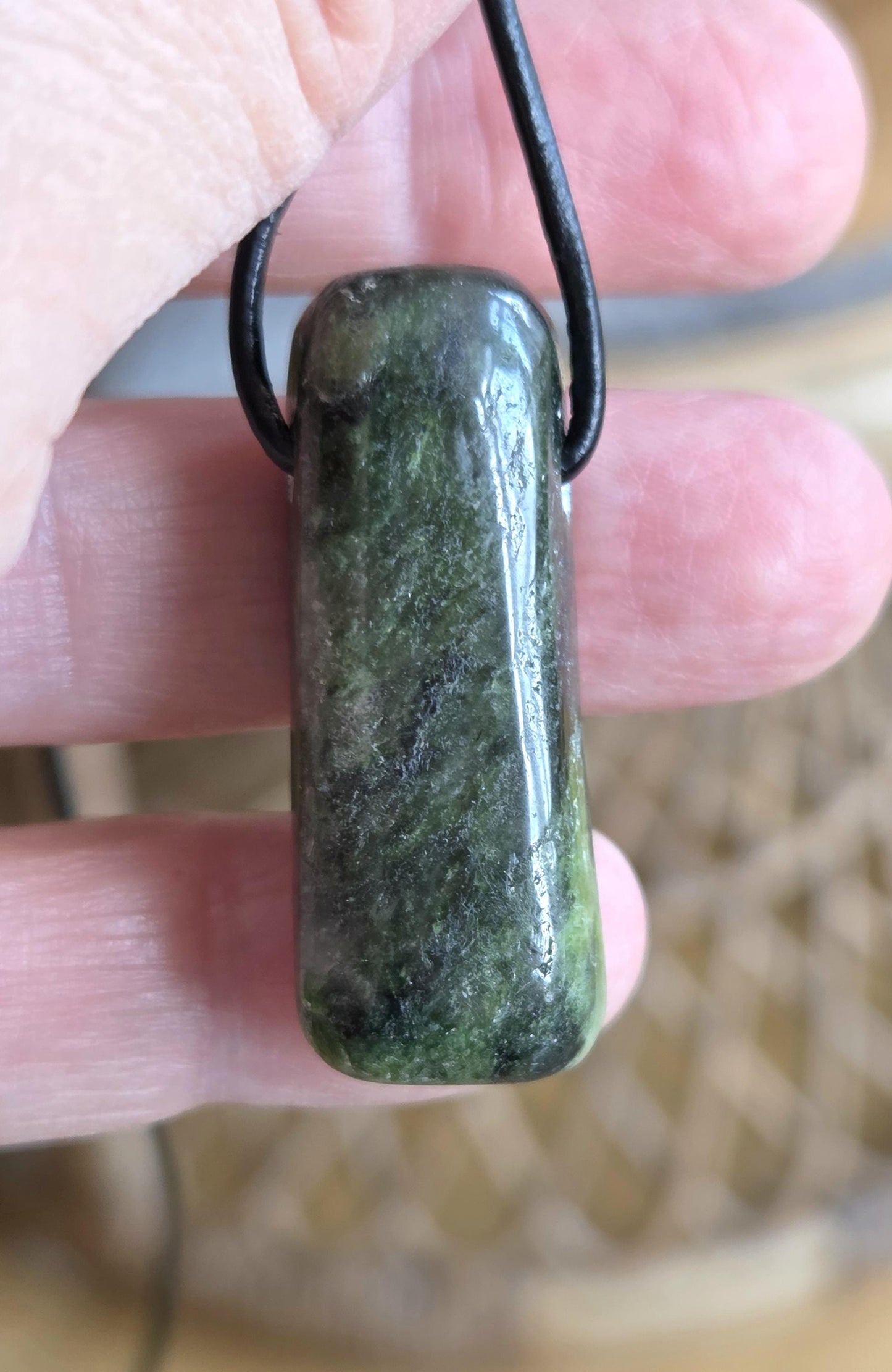 Kraftvoller Chromdiopsid Anhänger, 37 x 14 x 13 mm, an verstellbarem Lederband