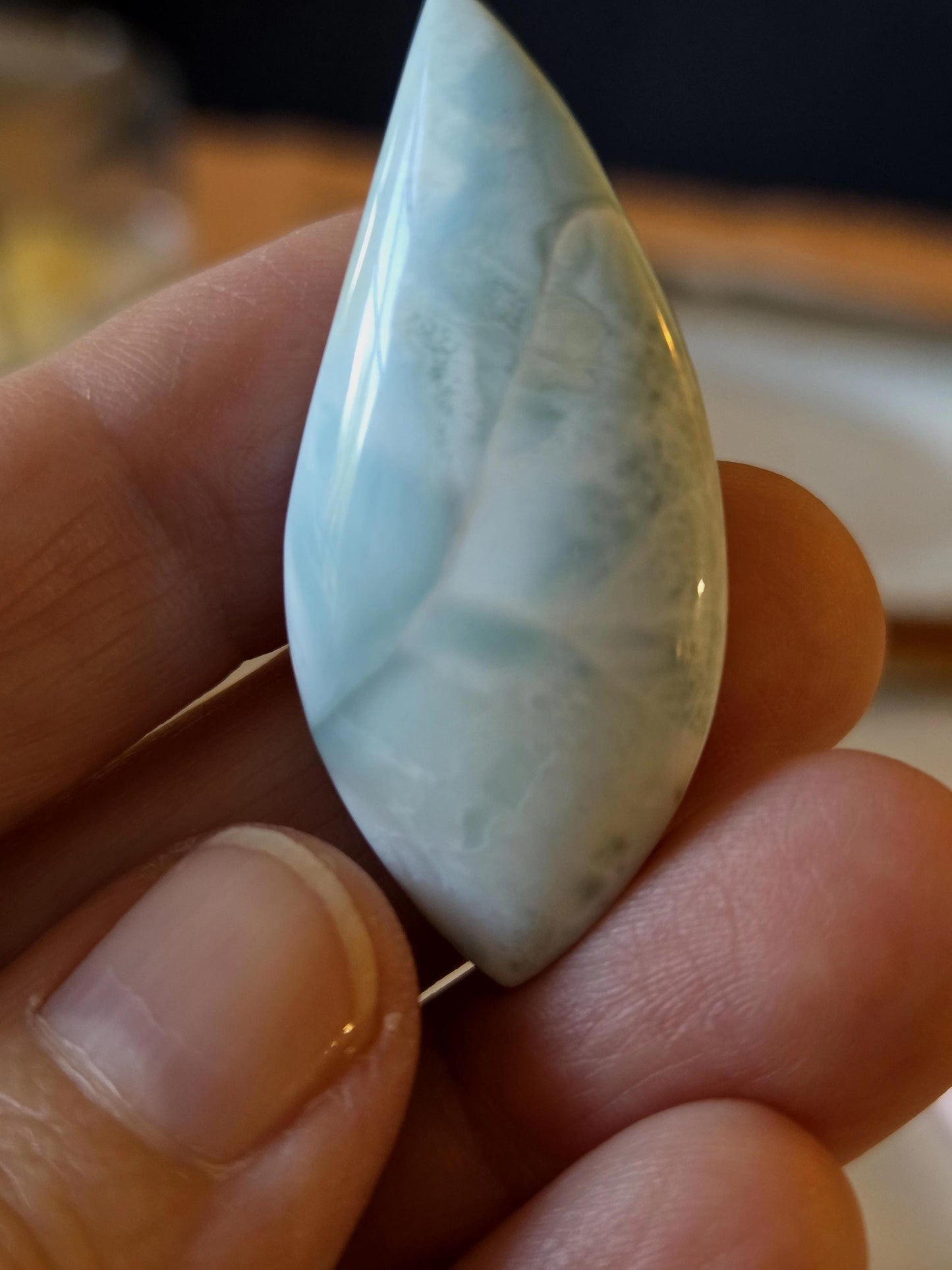 Herrlicher sommerfrischer Larimar, Atlantis Stein Anhänger, 43 x 20 x 8 mm, gebohrt, Larimar Anhänger, gebohrt, an verstellbarem Lederband