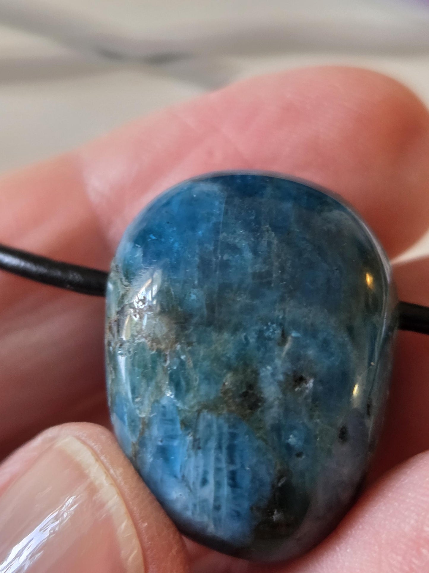 Wilder Apatit Anhänger, 25 x 19 x 18 mm, gebohrt, an verstellbarem Lederband