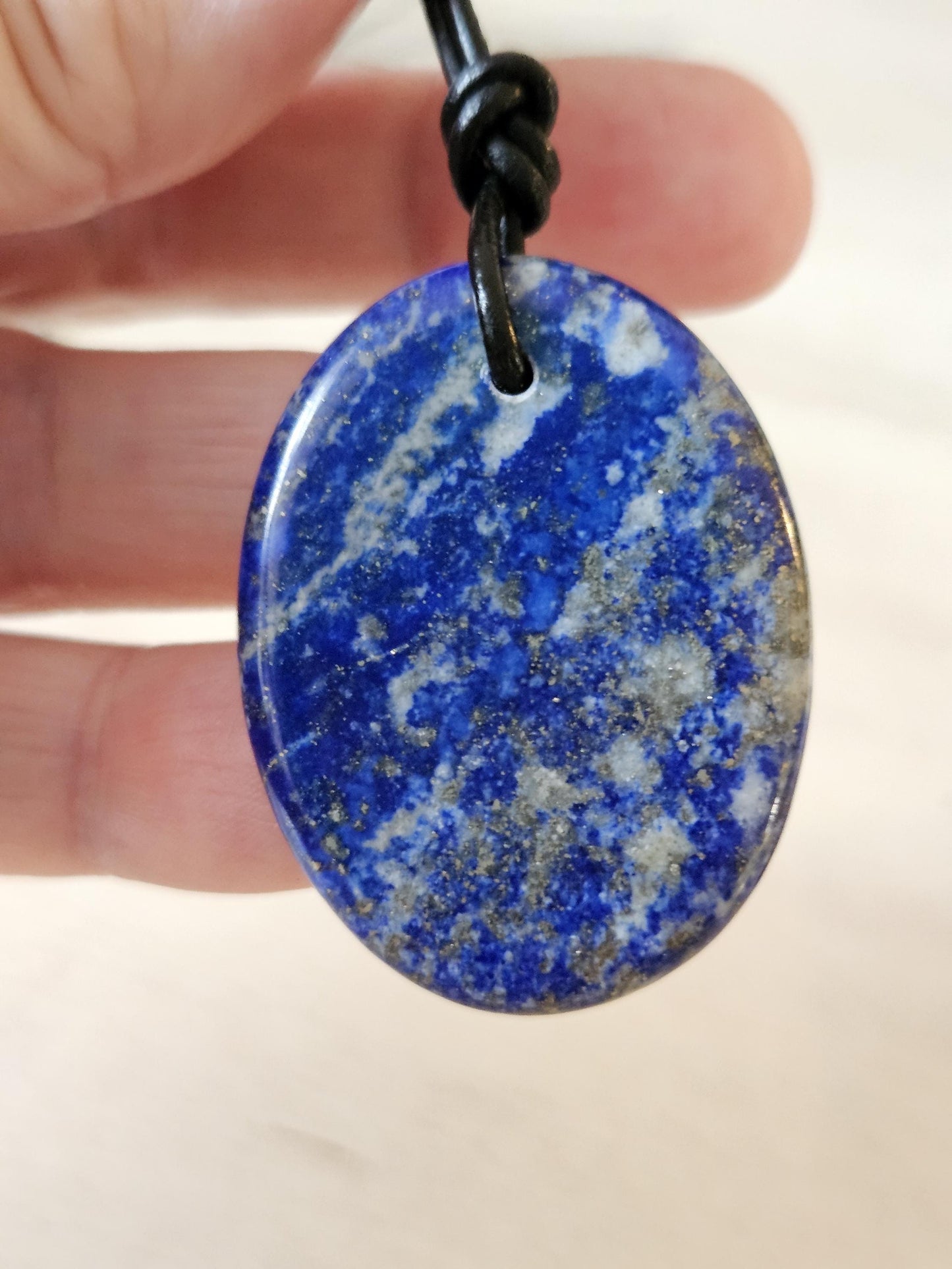 Lapislazuli Lapis Lazuli Anhänger, Worry Stone förmig Anhänger, 40 x 30 x 6 mm, gebohrt, an verstellbarem Lederband.