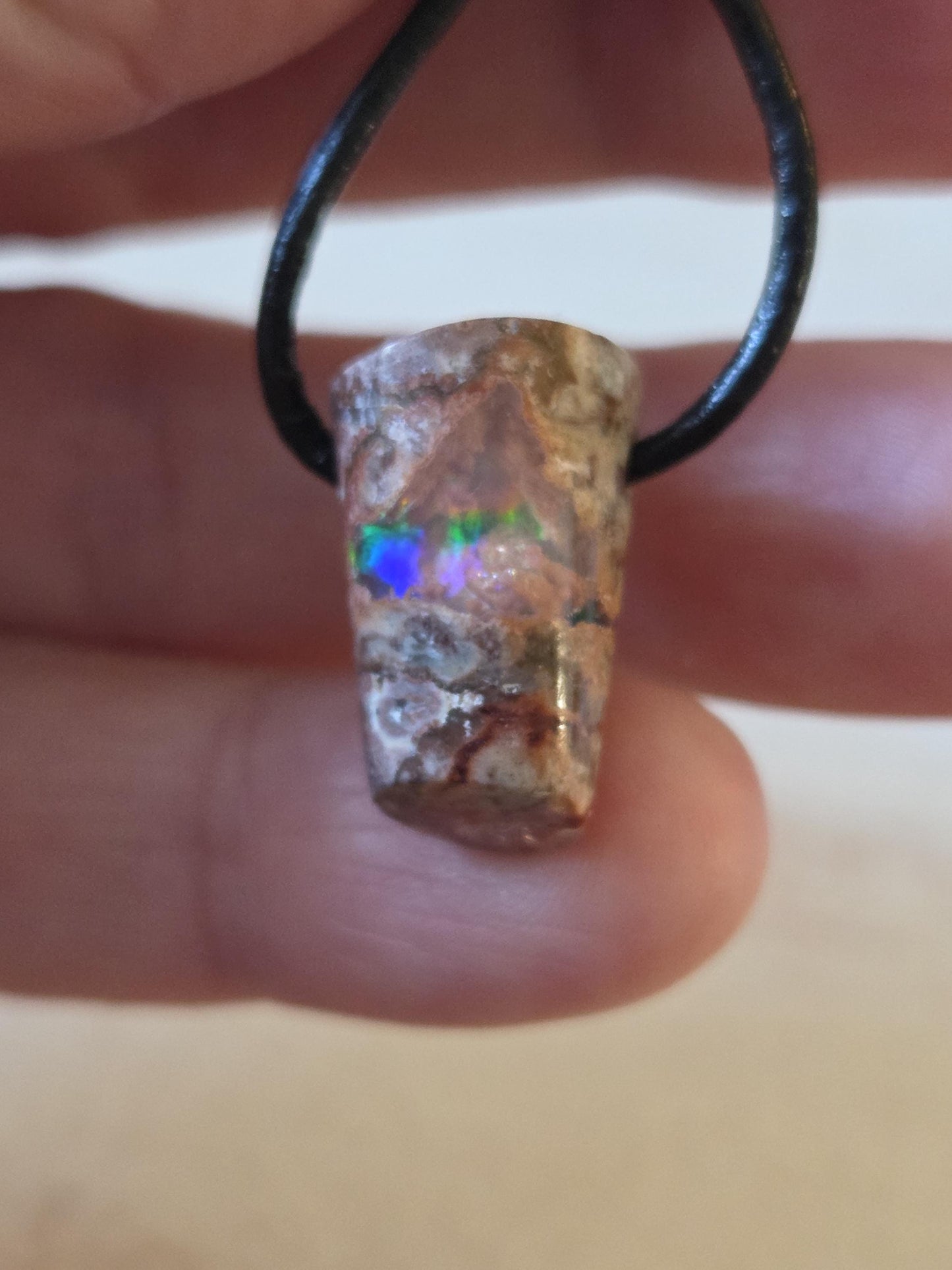 Atemberaubender kleiner mexikanischer Feueropal Anhänger, 19 x 13 x 14 mm, gebohrt, an verstellbarem Lederband