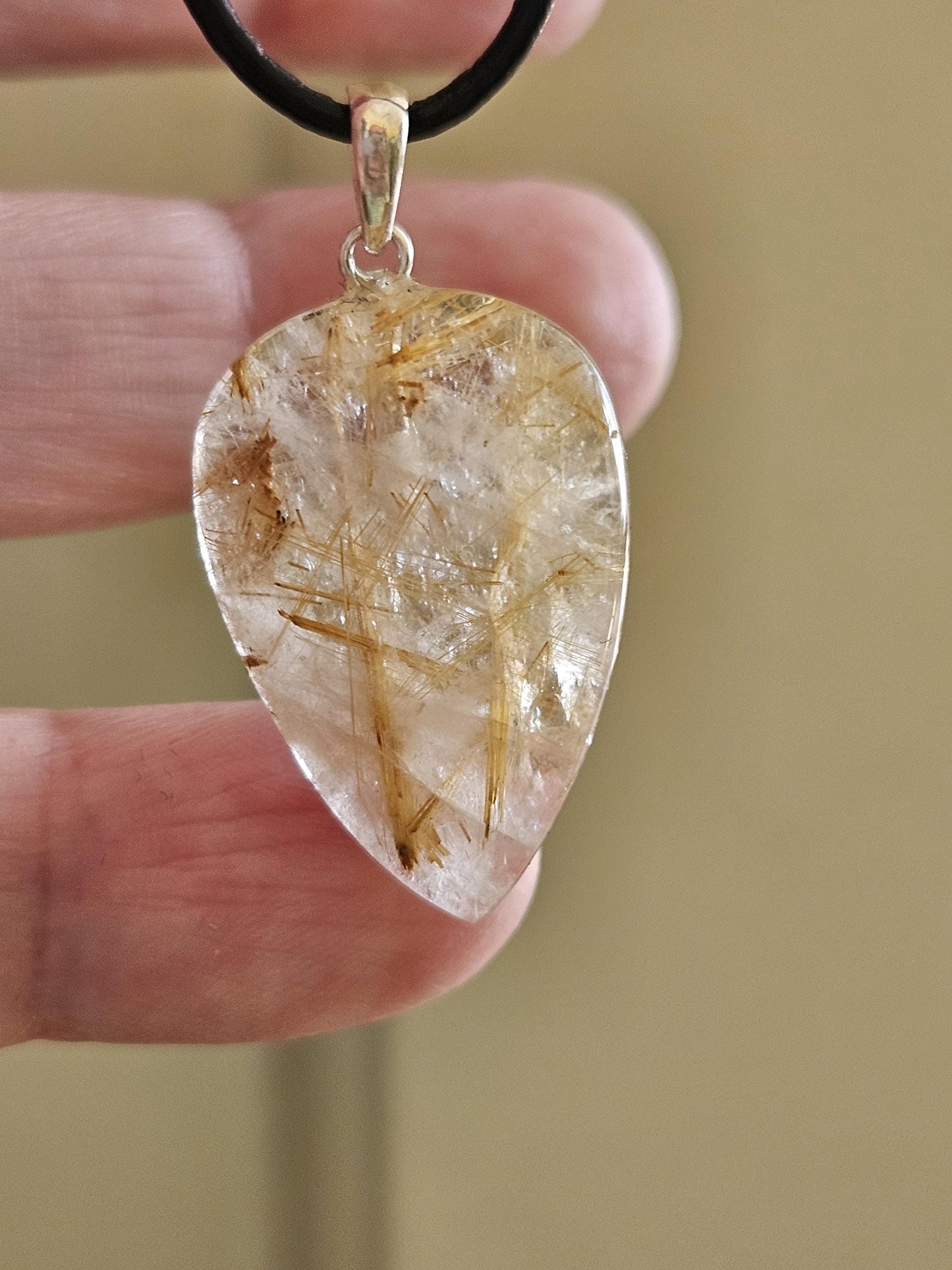 Gold Rutil Quarz, Goldrutilquarz Anhänger, mit 925erSilberÖse, an verstellbarem Lederband